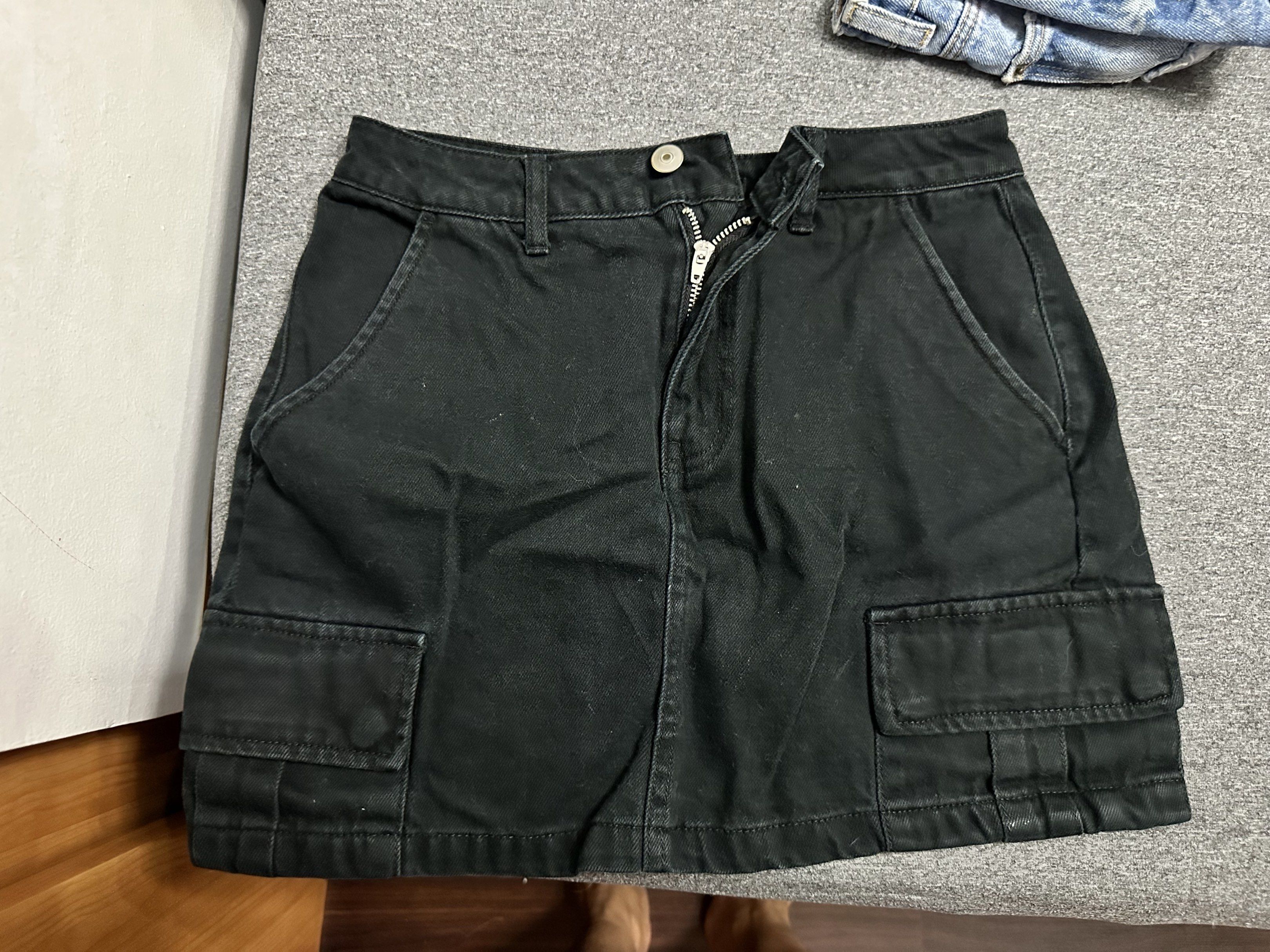 Forever 21 Black Cargo Mini Skirt (Category: Skirts) located in Manila. Submitted by ryryrys (Listing ID 1419658402, Image 1). Description: - Forever 21 mini skirt - Black color - Size XS - Classic cargo design - Zipper closure - Two front pockets - Made of sturdy fabric - Great for casual outfits.
