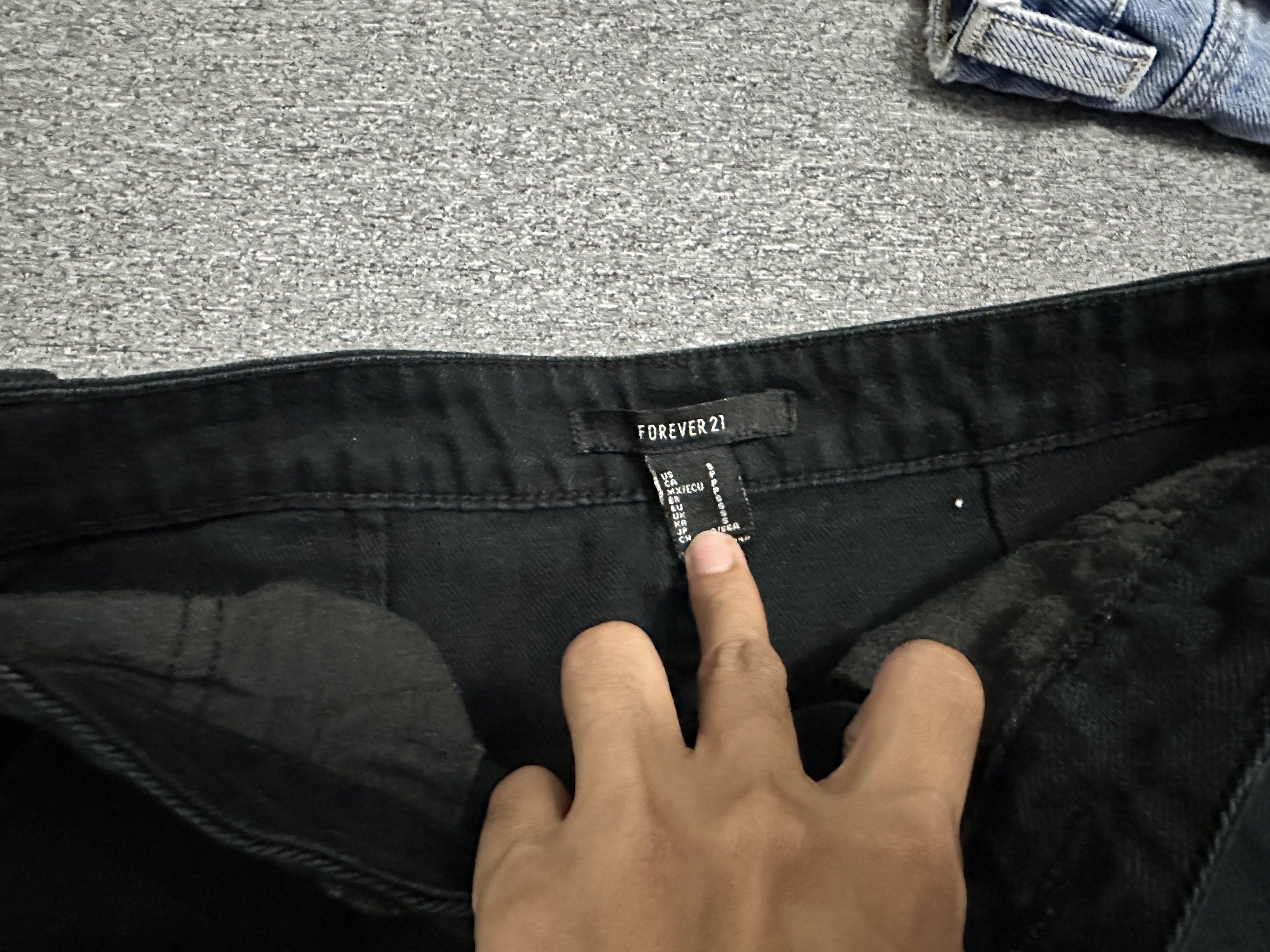 Forever 21 Black Cargo Mini Skirt (Category: Skirts) located in Manila. Submitted by ryryrys (Listing ID 1419658402, Image 2). Description: - Forever 21 mini skirt - Black color - Size XS - Classic cargo design - Zipper closure - Two front pockets - Made of sturdy fabric - Great for casual outfits.