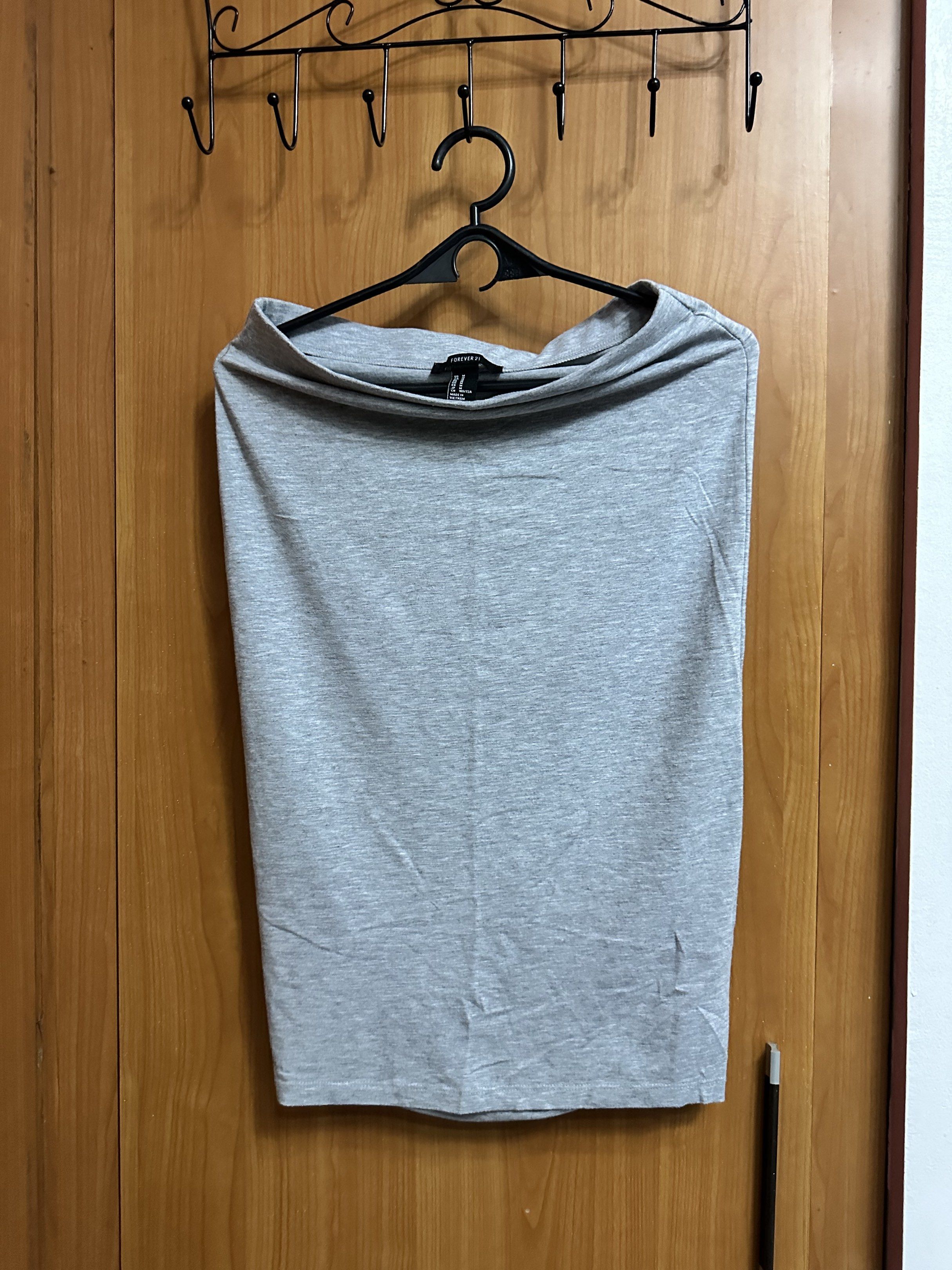 Forever 21 Gray Pencil Skirt (Category: Skirts) located in Manila. Submitted by ryryrys (Listing ID 1419638096, Image 1). Description: Gray pencil skirt from Forever 21. Features a folded neckline. Made in Vietnam. Size M. The skirt is a solid gray color. The material looks soft and stretchy..