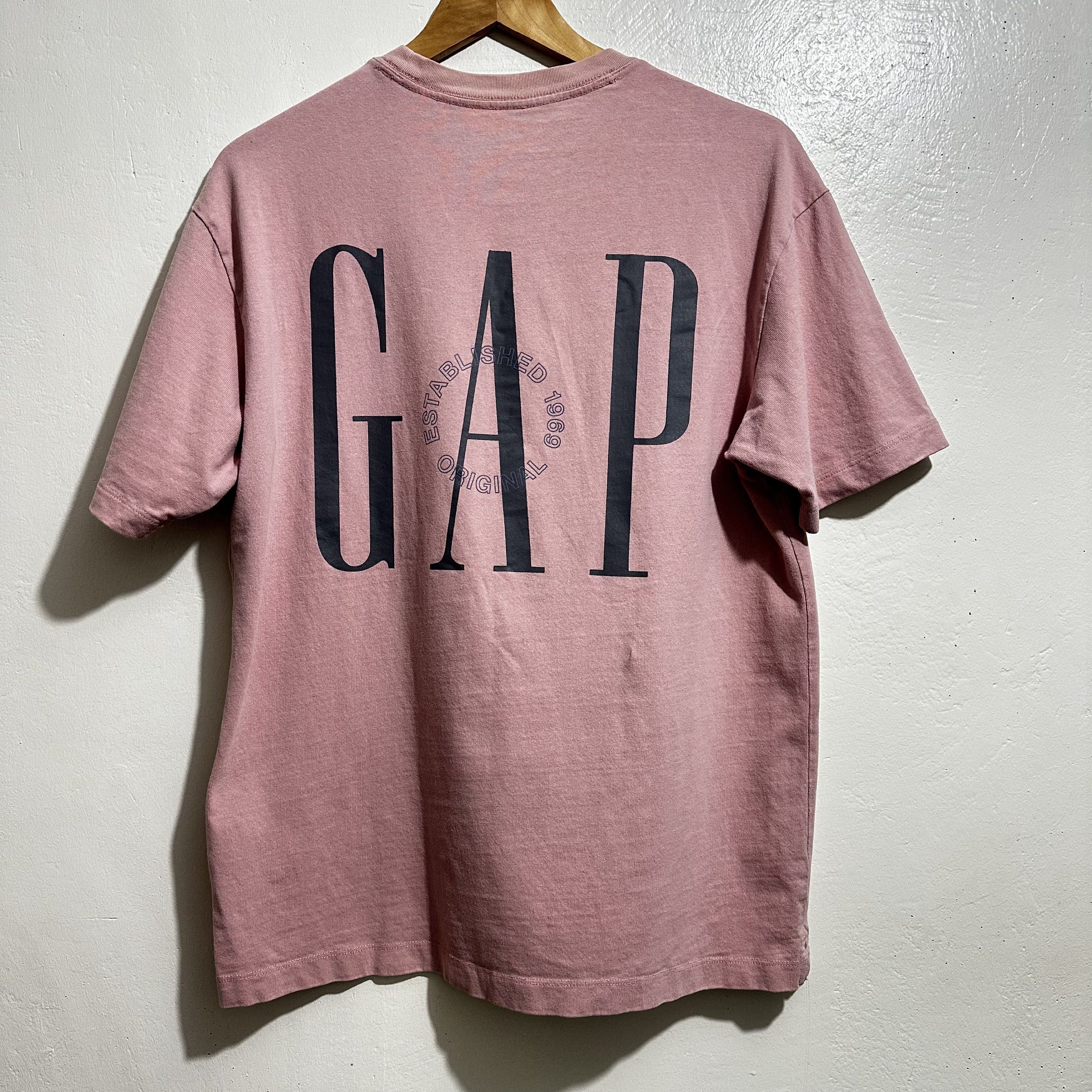 GAP Pocket Tee (Category: Tshirts & Polo Shirts ) located in Angeles City. Submitted by eemps (Listing ID 1419650133, Image 2). Description: - Dusty rose color - Size: L-XL (Women Size) - Front pocket with GAP logo - Large GAP logo on the back.