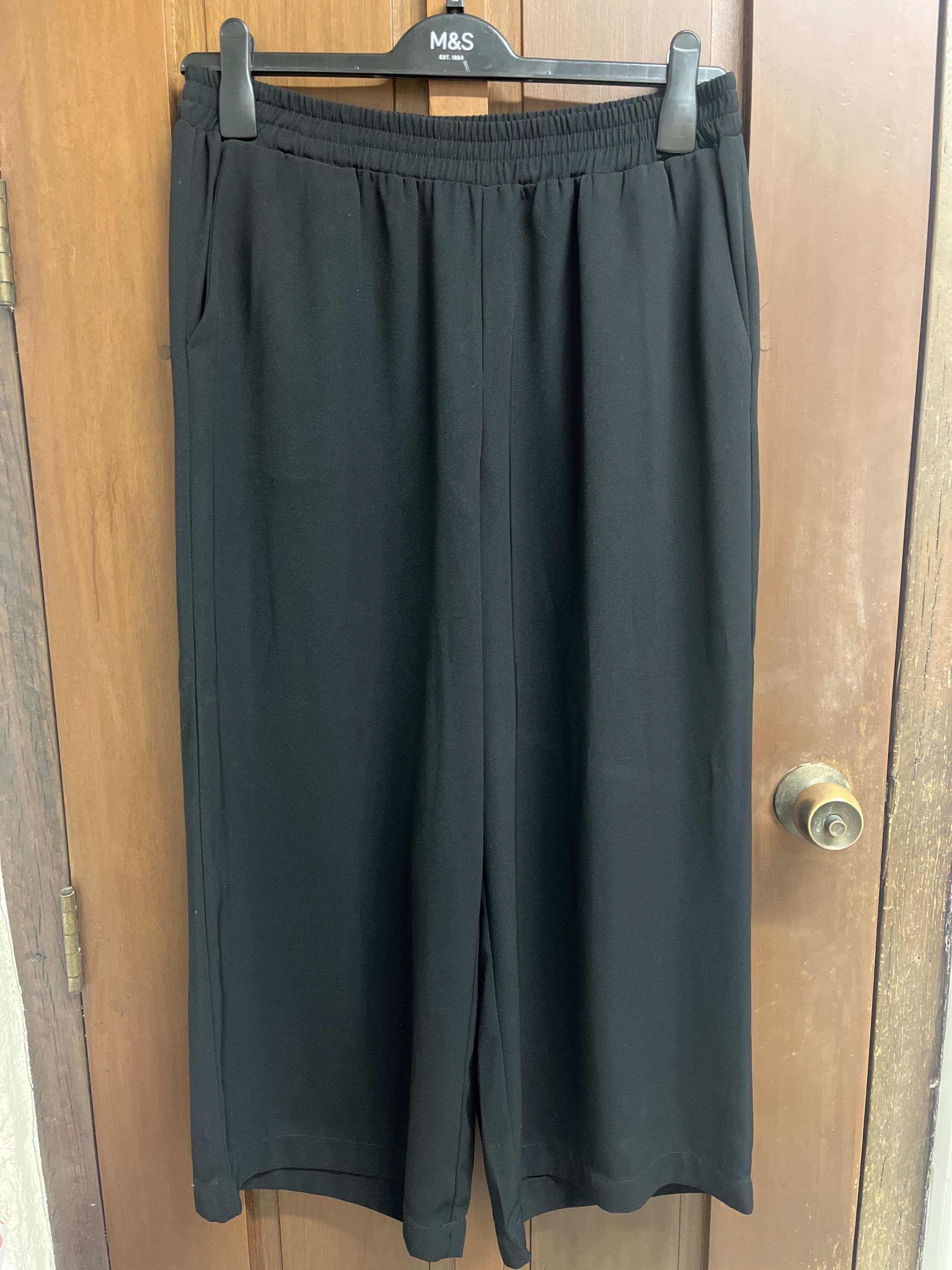 Glassons Black Culottes Pants Size 10 (Category: Other Bottoms) located in Muntinlupa City. Submitted by timttam (Listing ID 1419720777, Image 1). Description: - Glassons black culottes - Size 10 - Elastic waistband - Side pockets - Relaxed fit - Lightweight fabric - Made in China - Ideal for casual wear.