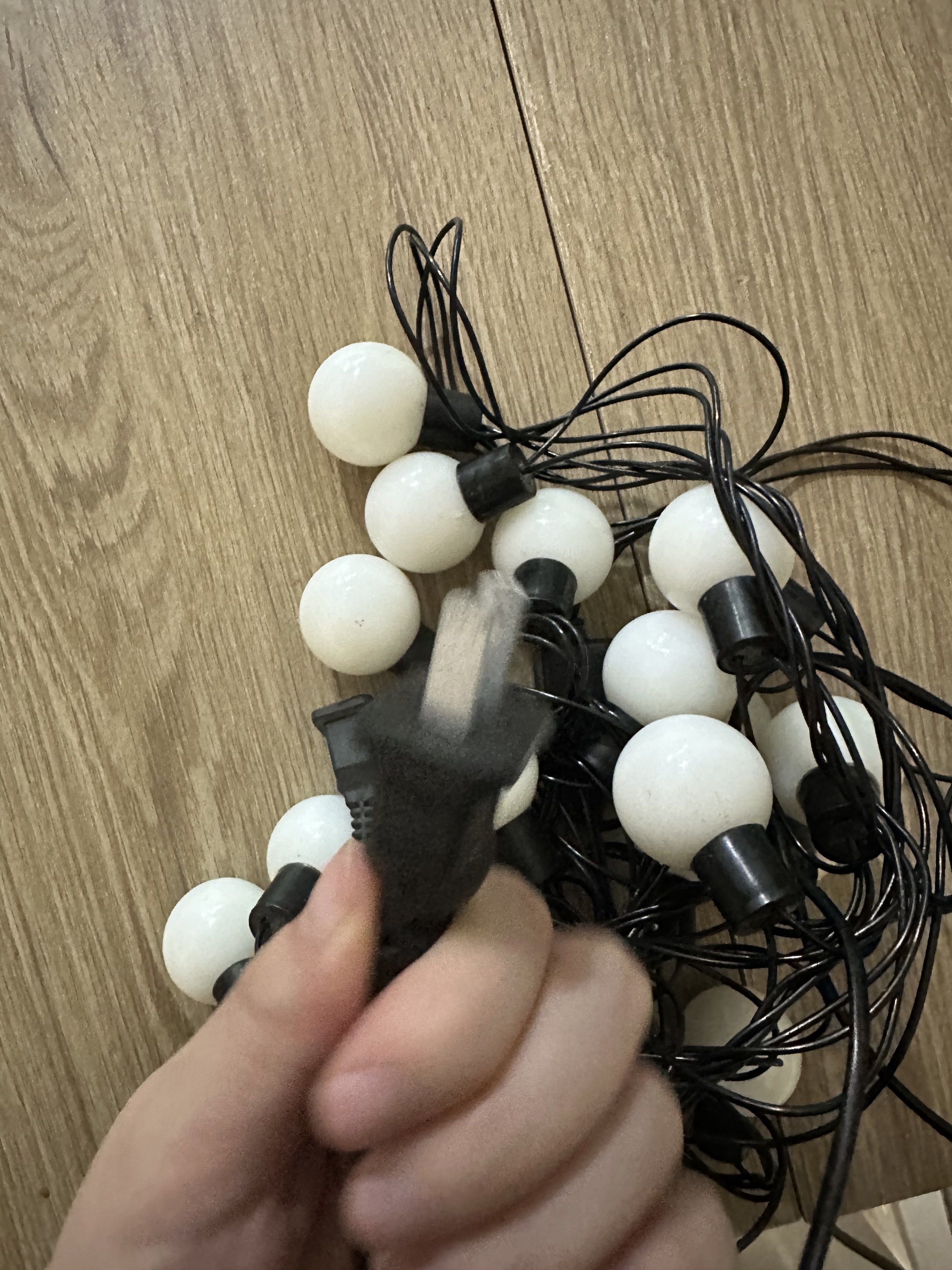 globe string lights (Category: Lighting) located in Singapore. Submitted by zhangdonglinihao (Listing ID 1419690307, Image 3). Description: This 5-meter string light features 20 LEDs with a China plug, ideal as ambient lighting for New Year and Christmas..