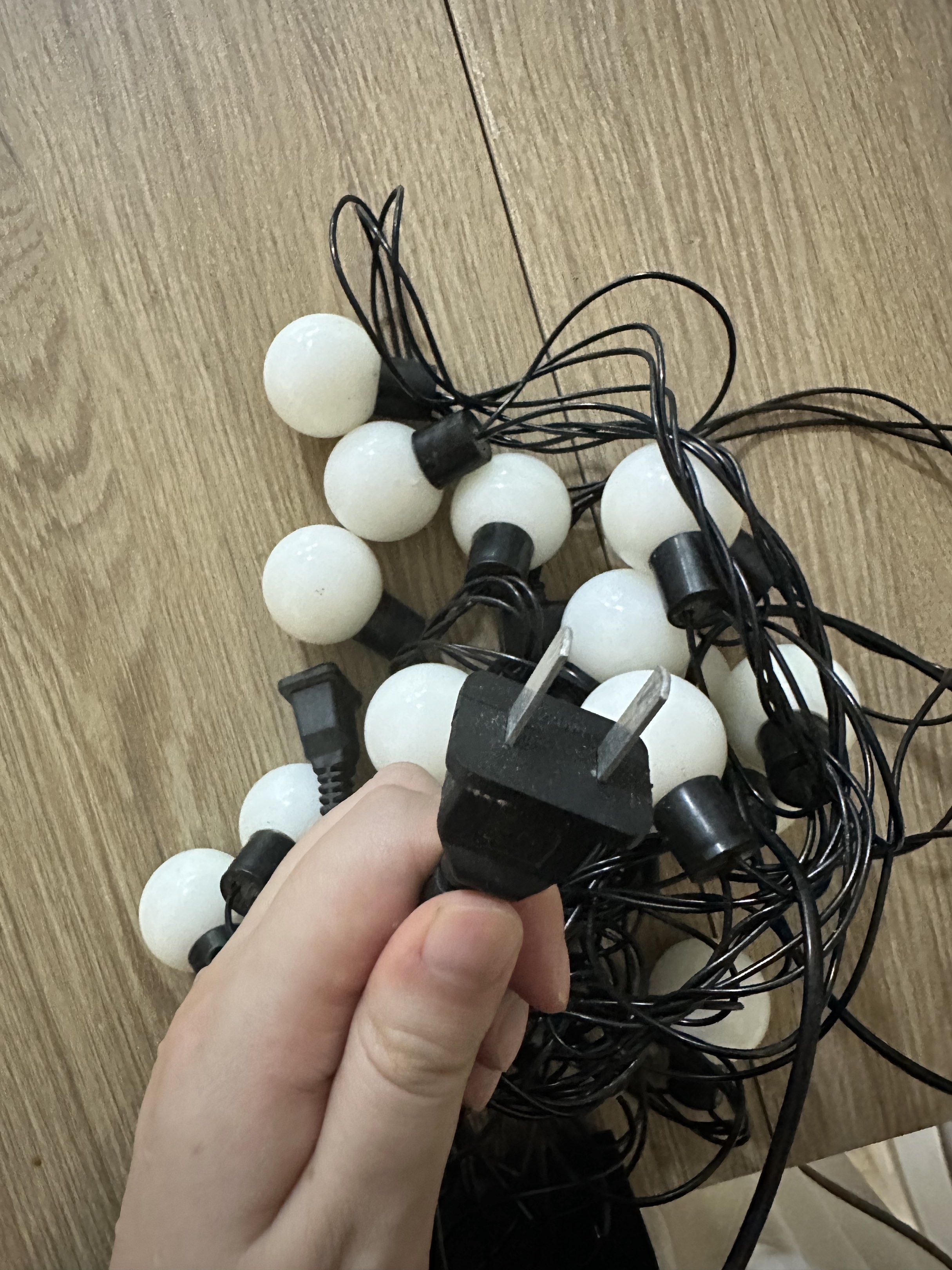 globe string lights (Category: Lighting) located in Singapore. Submitted by zhangdonglinihao (Listing ID 1419690307, Image 2). Description: This 5-meter string light features 20 LEDs with a China plug, ideal as ambient lighting for New Year and Christmas..