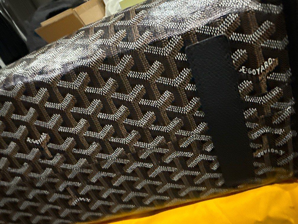 Goyard hardy PM tote bag (Category: Luxury Bags & Wallets) located in Makati City. Submitted by misstakes27 (Listing ID 1419611131, Image 2). Description: .