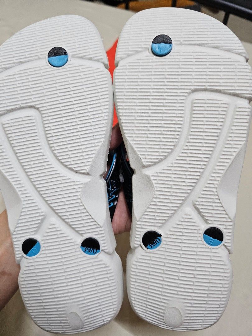 Havaianas White Flip-flops POWER 2.0 (Category: Slippers and slides) located in Manila. Submitted by naserrano (Listing ID 1419736183, Image 3). Description: - unused Authentic Havaianas flip-flops - Color: White with blue and black accents - Size: 39/40 (27 cm) - Features textured sole for grip and comfort - Comes with original Havaianas bag original price: 1899.00.