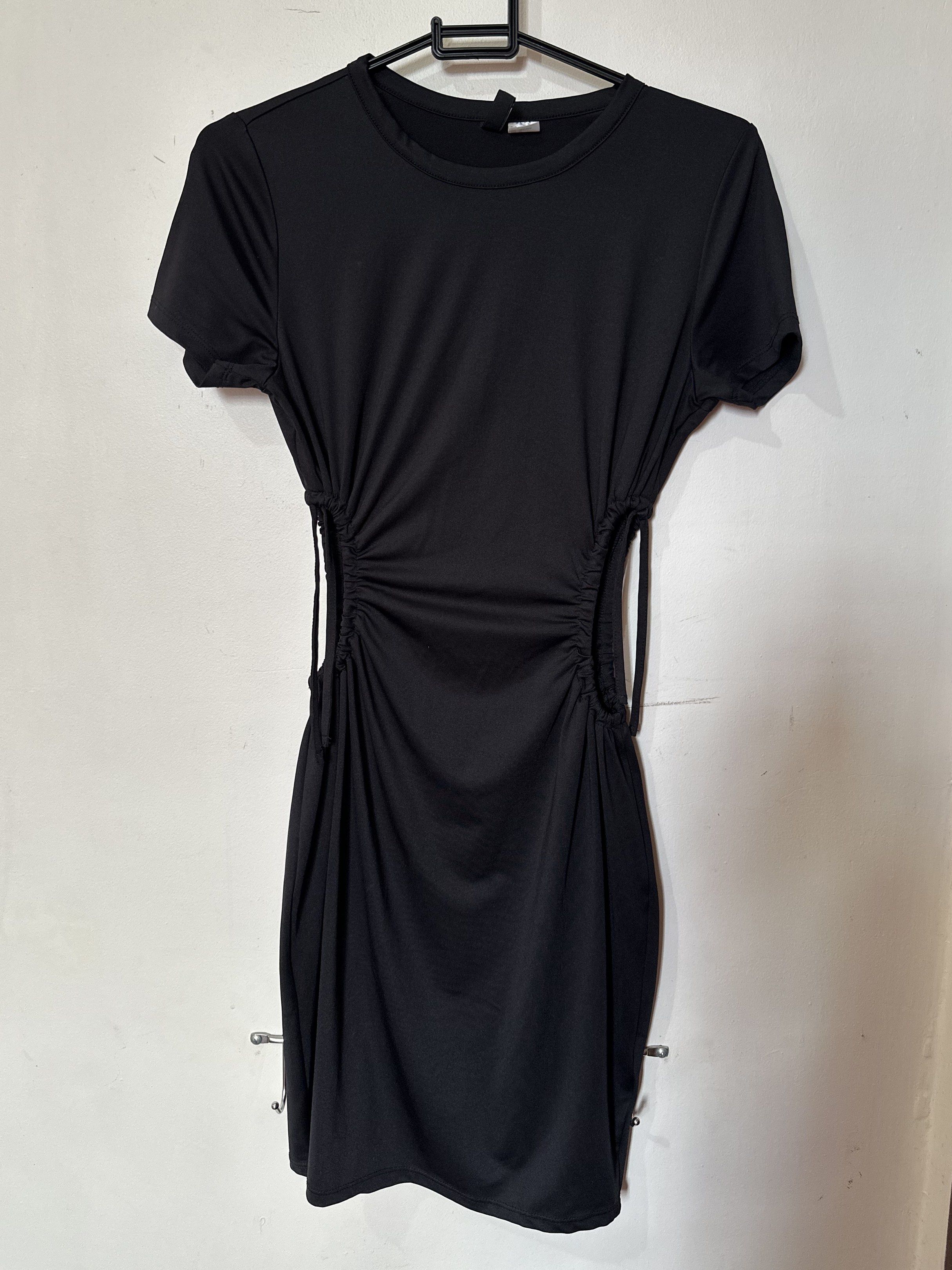 H&M Black Cut-Out Dress (Category: Dresses) located in Manila. Submitted by jfrancesg (Listing ID 1419650905, Image 2). Description: - ruched waist detail - cut-out sides - suitable for casual or night out wear notes - worn only once on a night out - DM for more pics/ vids mop: gcash/ bpi mod: ggx/ sdd within mm/ meetup (SM north) .