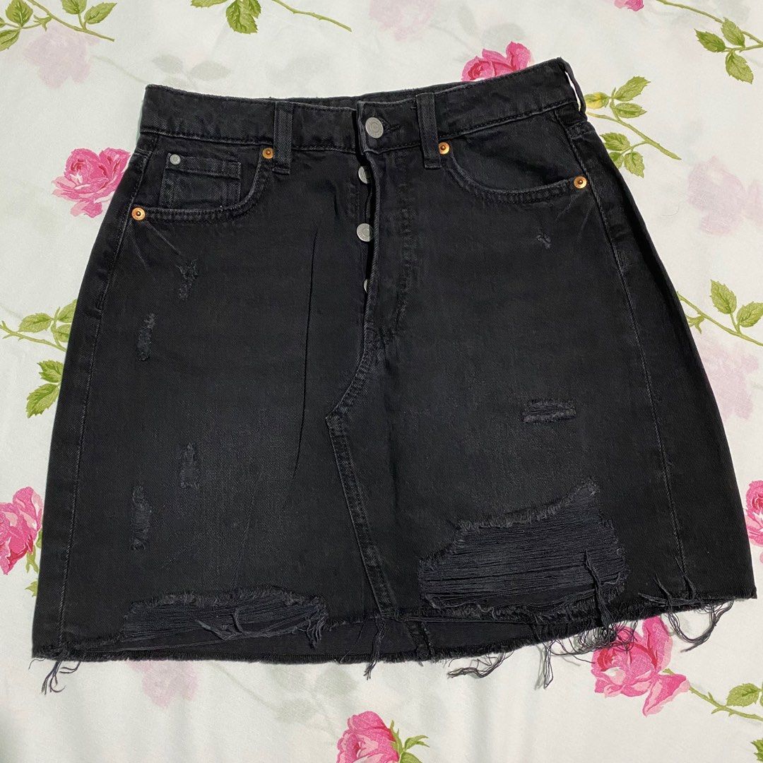 H&M Black Denim Mini Skirt (Category: Skirts) located in Antipolo. Submitted by caredbypya (Listing ID 1419749287, Image 1). Description: Size 27 Length 16” Hips 32”.