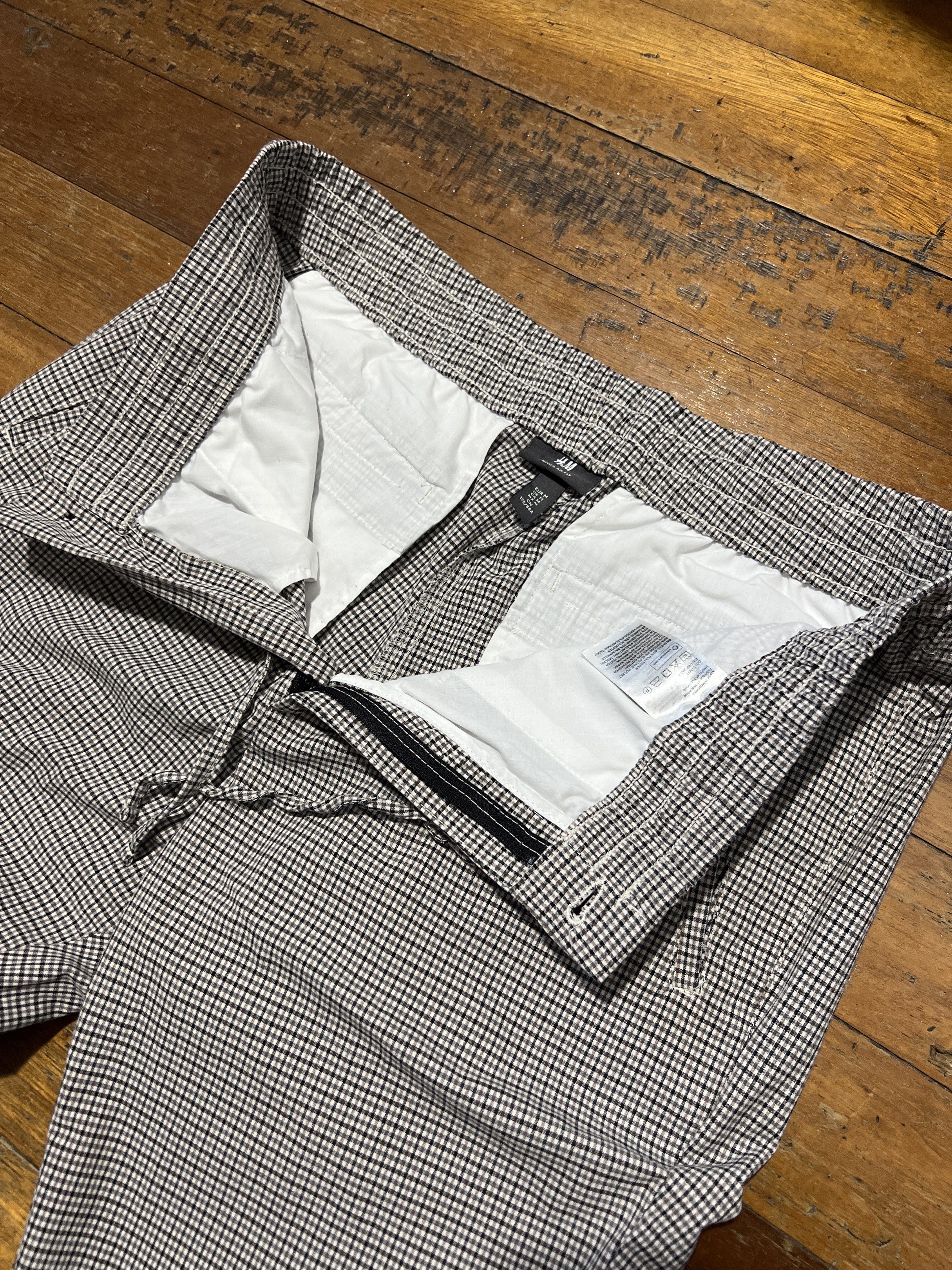 H&M Checkered Pants (Altered) (Category: Trousers) located in Quezon City. Submitted by dalealvis.sss (Listing ID 1419648313, Image 3). Description: H&M Checkered Trouser [Altered] (M) Dimensions: 30-32” waist 36” length 6.75” leg opening Condition: Pre-owned.Lightly used. Can do video call if buyer wants to verify the item’s condition😊.