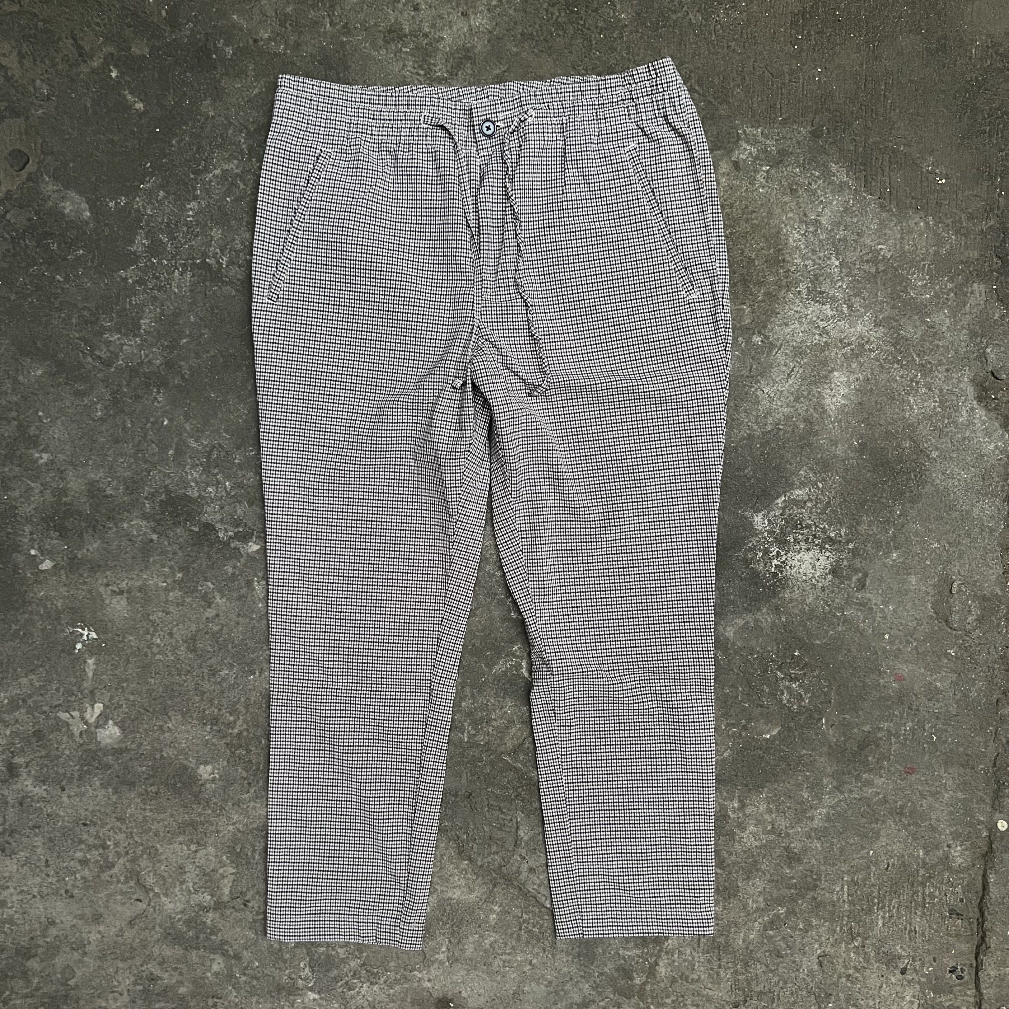 H&M Checkered Pants (Altered) (Category: Trousers) located in Quezon City. Submitted by dalealvis.sss (Listing ID 1419648313, Image 1). Description: H&M Checkered Trouser [Altered] (M) Dimensions: 30-32” waist 36” length 6.75” leg opening Condition: Pre-owned.Lightly used. Can do video call if buyer wants to verify the item’s condition😊.