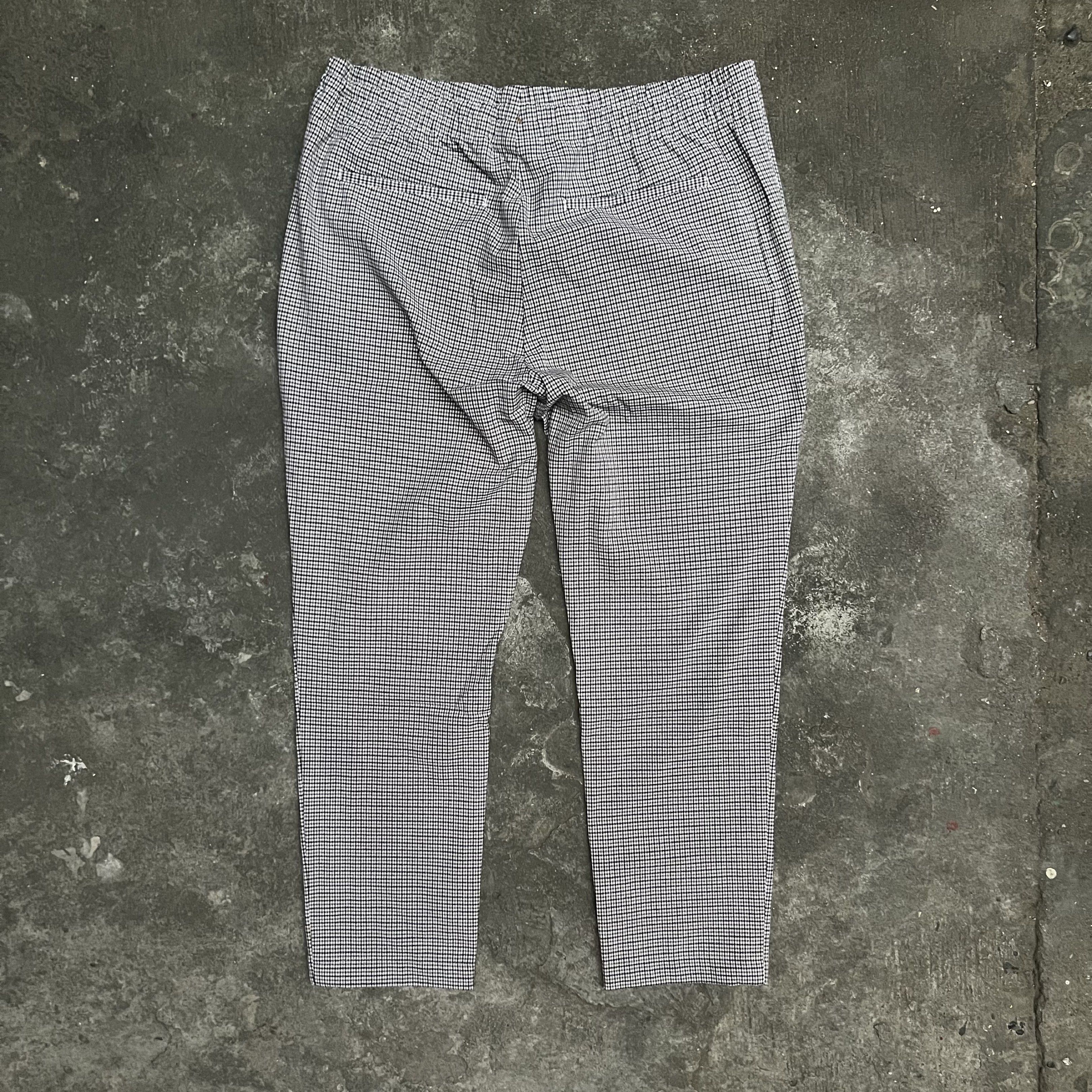 H&M Checkered Pants (Altered) (Category: Trousers) located in Quezon City. Submitted by dalealvis.sss (Listing ID 1419648313, Image 2). Description: H&M Checkered Trouser [Altered] (M) Dimensions: 30-32” waist 36” length 6.75” leg opening Condition: Pre-owned.Lightly used. Can do video call if buyer wants to verify the item’s condition😊.