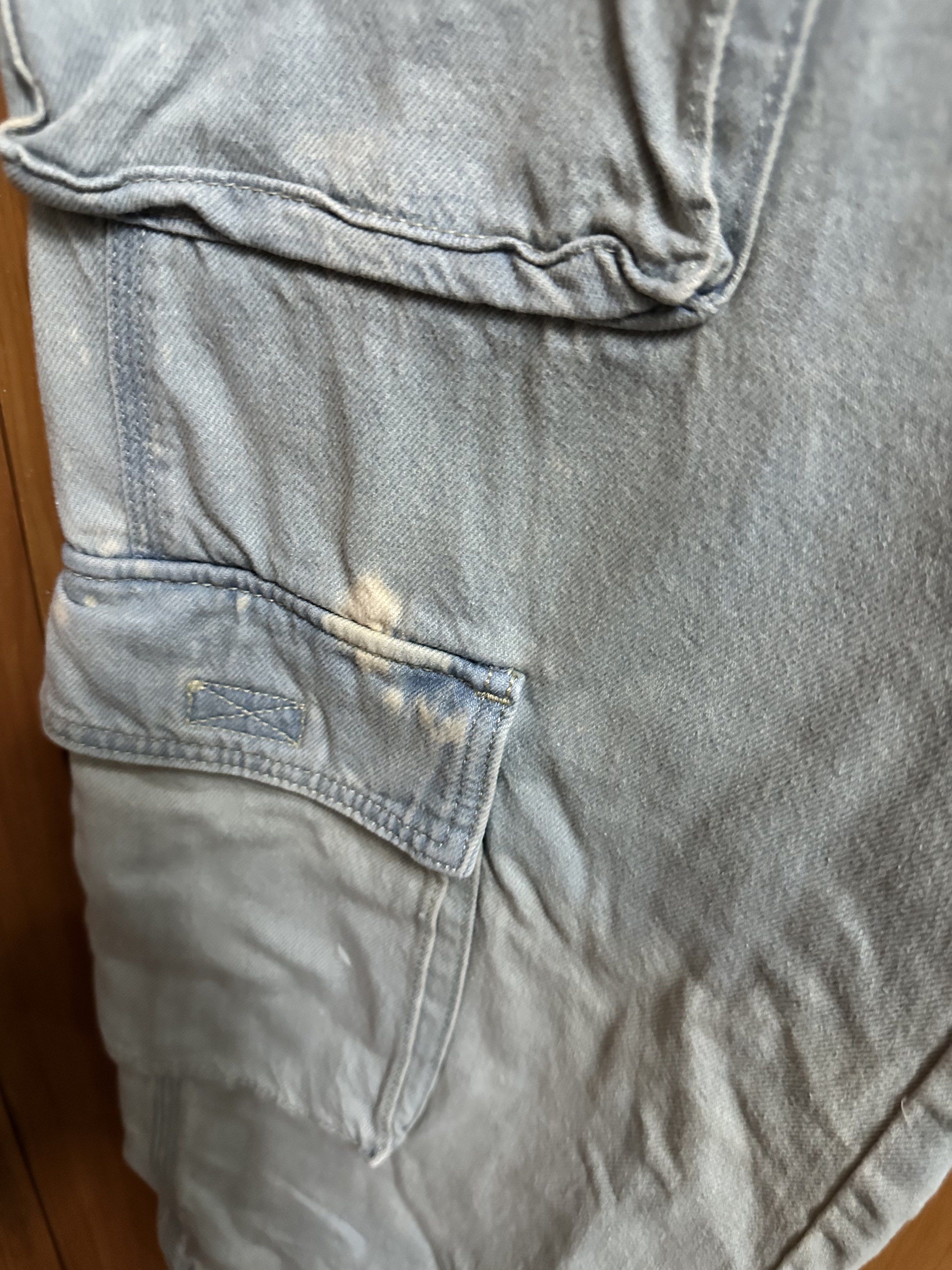 H&M Divided Cargo Pants (Category: Jeans) located in Manila. Submitted by ryryrys (Listing ID 1419626772, Image 3). Description: - H&M Divided cargo pants - Light wash - Size: EUR 34, US 2, UK 6/4 - Relaxed fit - Multiple pockets - Minor discoloration on one pocket - Perfect for casual wear.