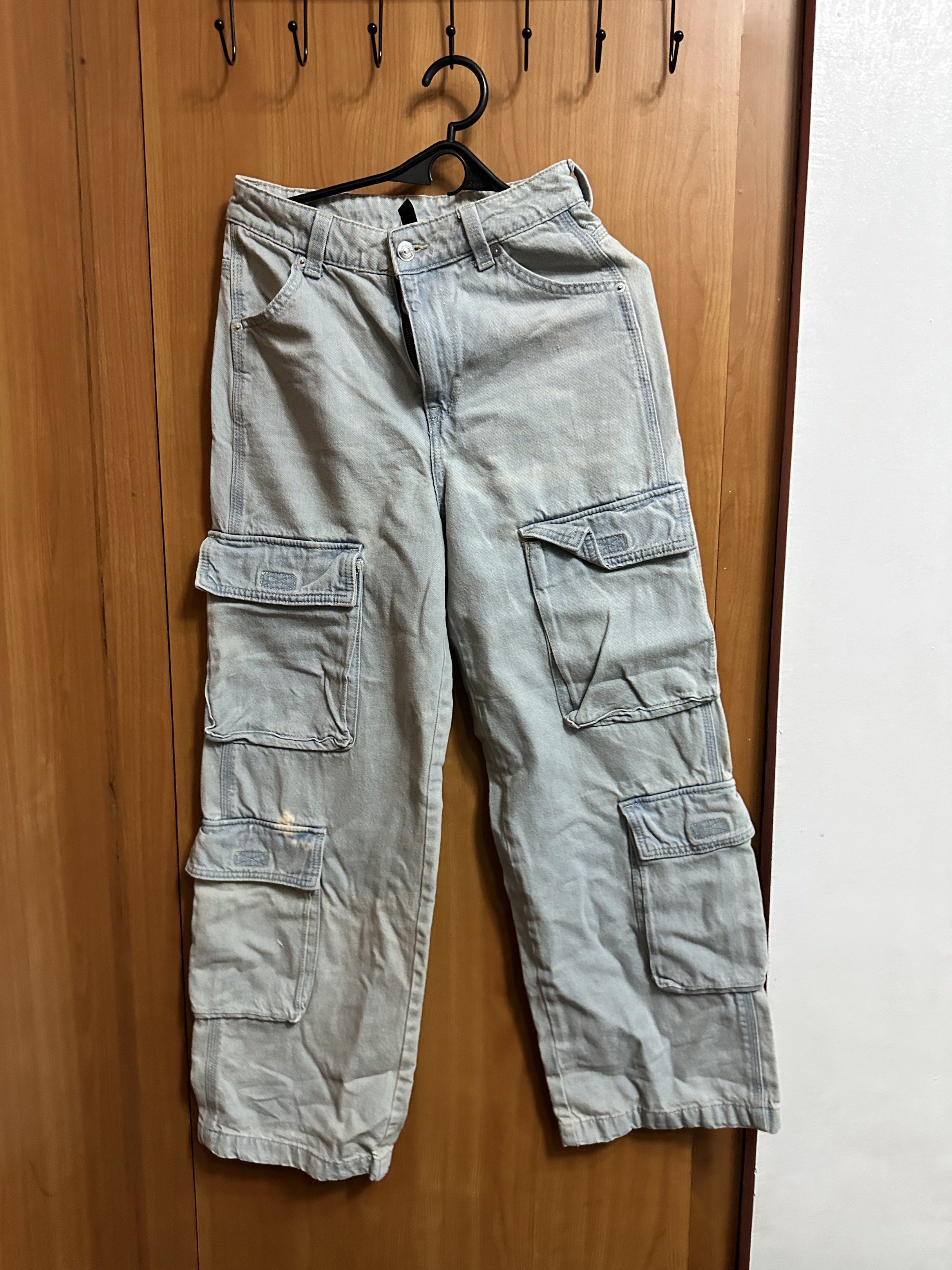 H&M Divided Cargo Pants (Category: Jeans) located in Manila. Submitted by ryryrys (Listing ID 1419626772, Image 1). Description: - H&M Divided cargo pants - Light wash - Size: EUR 34, US 2, UK 6/4 - Relaxed fit - Multiple pockets - Minor discoloration on one pocket - Perfect for casual wear.