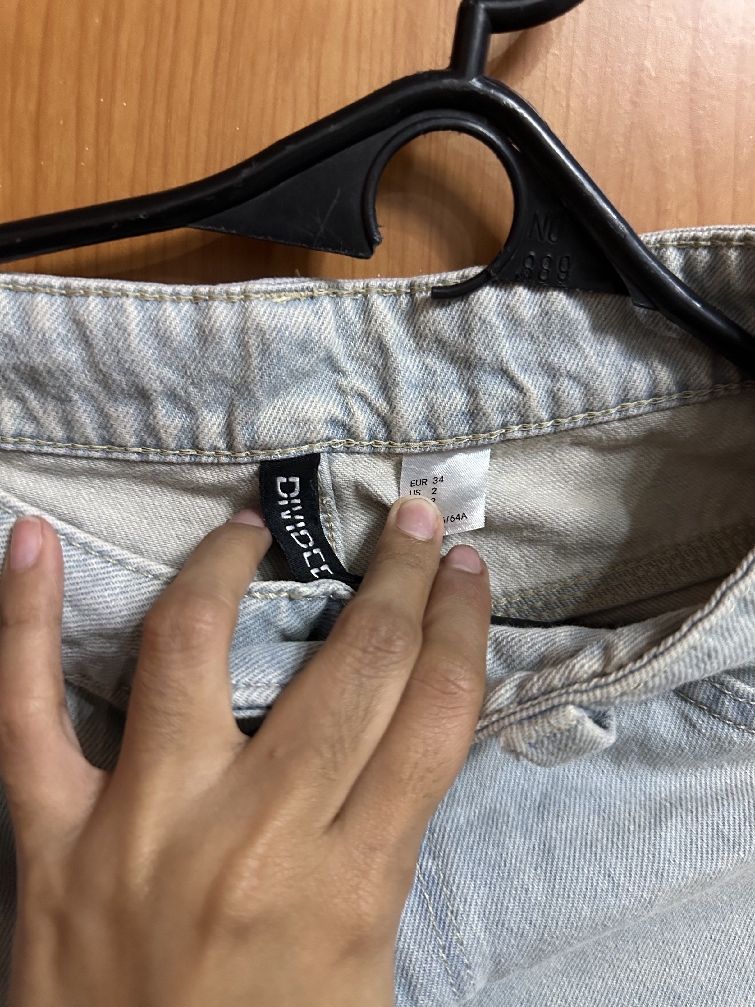 H&M Divided Cargo Pants (Category: Jeans) located in Manila. Submitted by ryryrys (Listing ID 1419626772, Image 2). Description: - H&M Divided cargo pants - Light wash - Size: EUR 34, US 2, UK 6/4 - Relaxed fit - Multiple pockets - Minor discoloration on one pocket - Perfect for casual wear.