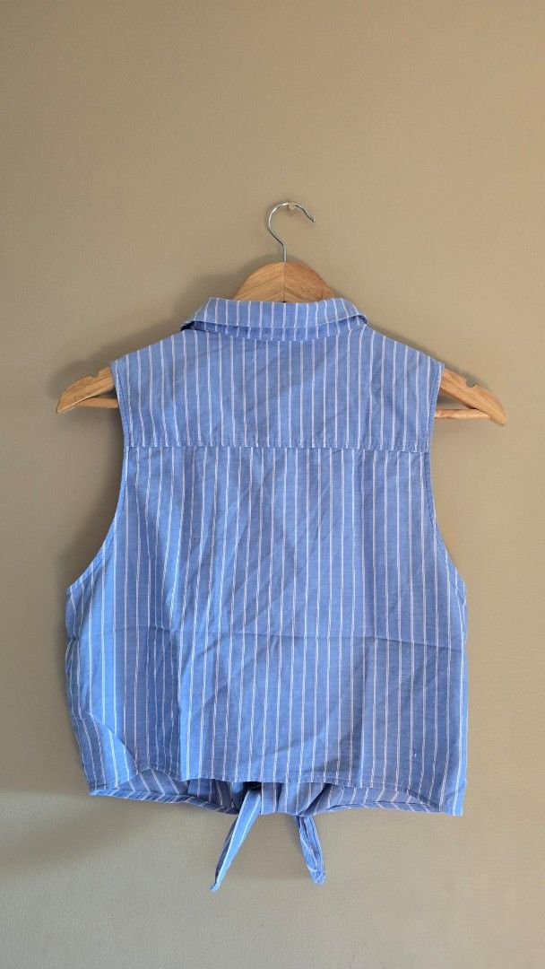 H&M Divided Striped Sleeveless Top (Category: Sleeveless) located in Malolos. Submitted by ciantin (Listing ID 1419666798, Image 3). Description: - Collared neckline - Two front pockets - Tie detail in front - Size: EUR 38 / US 8 / MX 8 - Chest measurement: Approximately 17 inches.