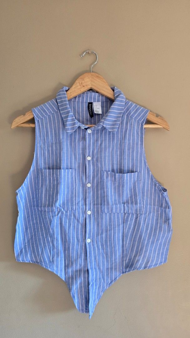 H&M Divided Striped Sleeveless Top (Category: Sleeveless) located in Malolos. Submitted by ciantin (Listing ID 1419666798, Image 2). Description: - Collared neckline - Two front pockets - Tie detail in front - Size: EUR 38 / US 8 / MX 8 - Chest measurement: Approximately 17 inches.