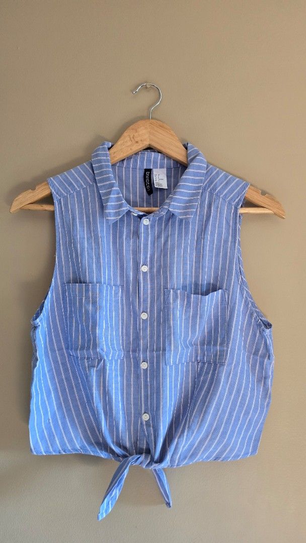 H&M Divided Striped Sleeveless Top (Category: Sleeveless) located in Malolos. Submitted by ciantin (Listing ID 1419666798, Image 1). Description: - Collared neckline - Two front pockets - Tie detail in front - Size: EUR 38 / US 8 / MX 8 - Chest measurement: Approximately 17 inches.