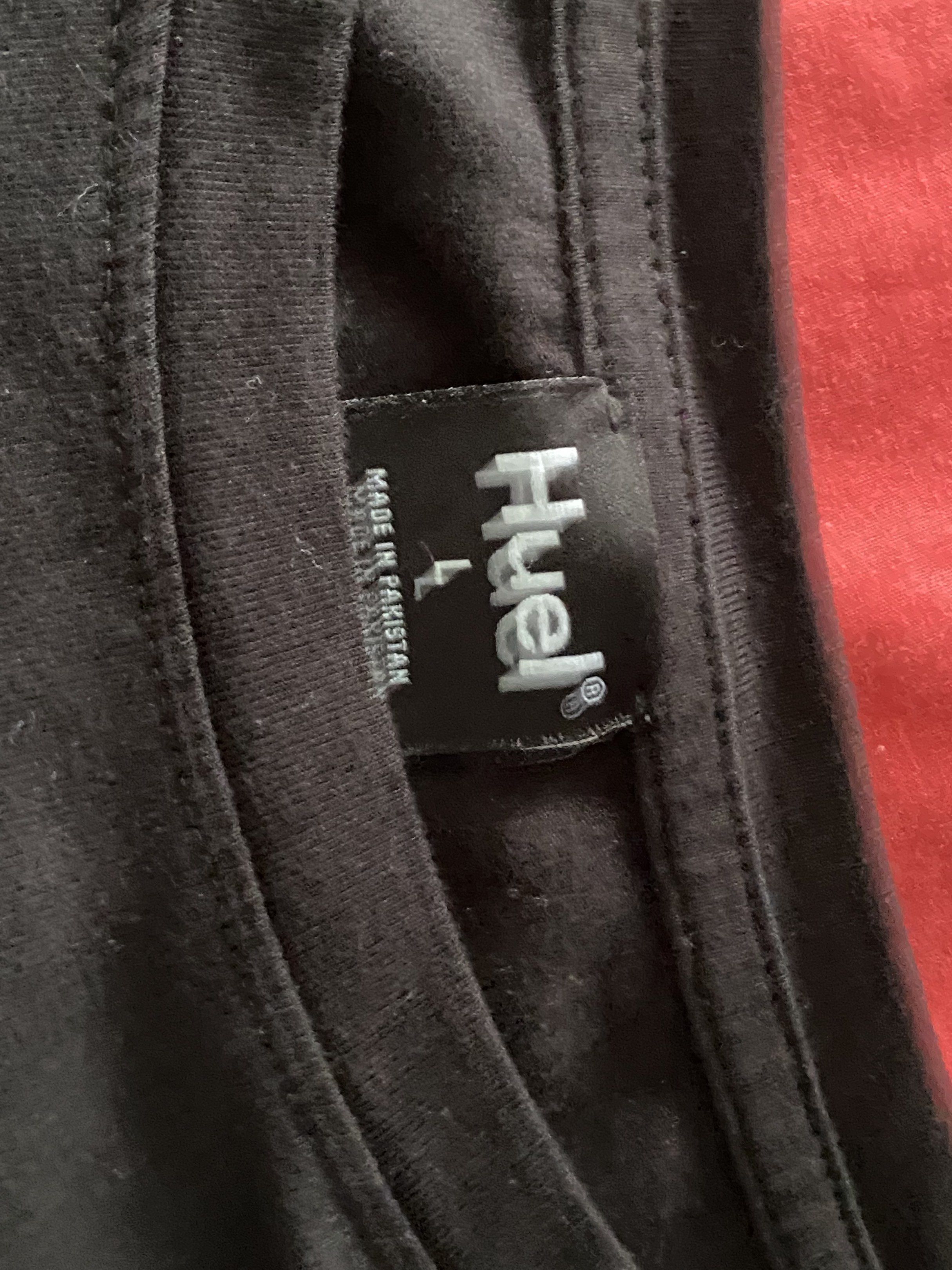 Huel Black T-shirt (Category: Tshirts & Polo Shirts ) located in Cebu City. Submitted by bred_bt (Listing ID 1419678625, Image 2). Description: - Huel T-shirt - Color: Black - Size: 4 - Features the Huel logo on the front - Made in Pakistan.
