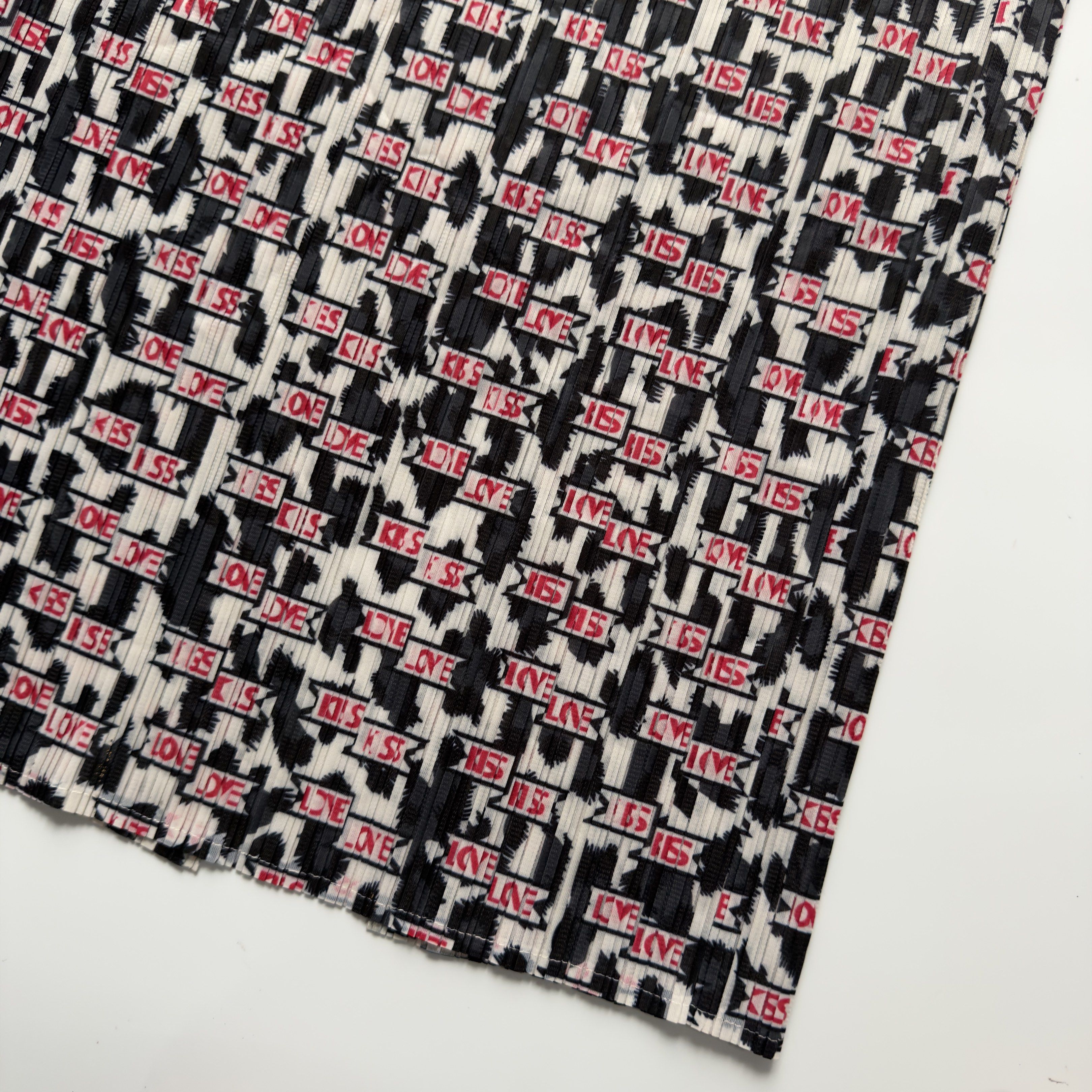 Issey Miyake Pleats Please Maxi Skirt (Category: Luxury Apparel) located in Manila. Submitted by babybella888 (Listing ID 1419688009, Image 3). Description: Size: XS-M Waist: Length: Flaw: None Condition: Excellent 🛒 stretchy 🛒 not guaranteed auth.