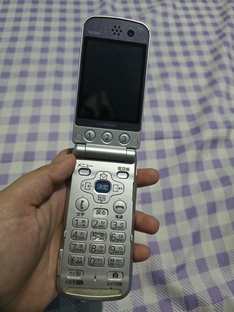 Japanese Flip Phones (Category: Early Generation Mobile Phones) located in Magallanes. Submitted by lxxnlybxn (Listing ID 1419750260, Image 3). Description: -with battery but untested - sold as display - selling as is - no warranty.