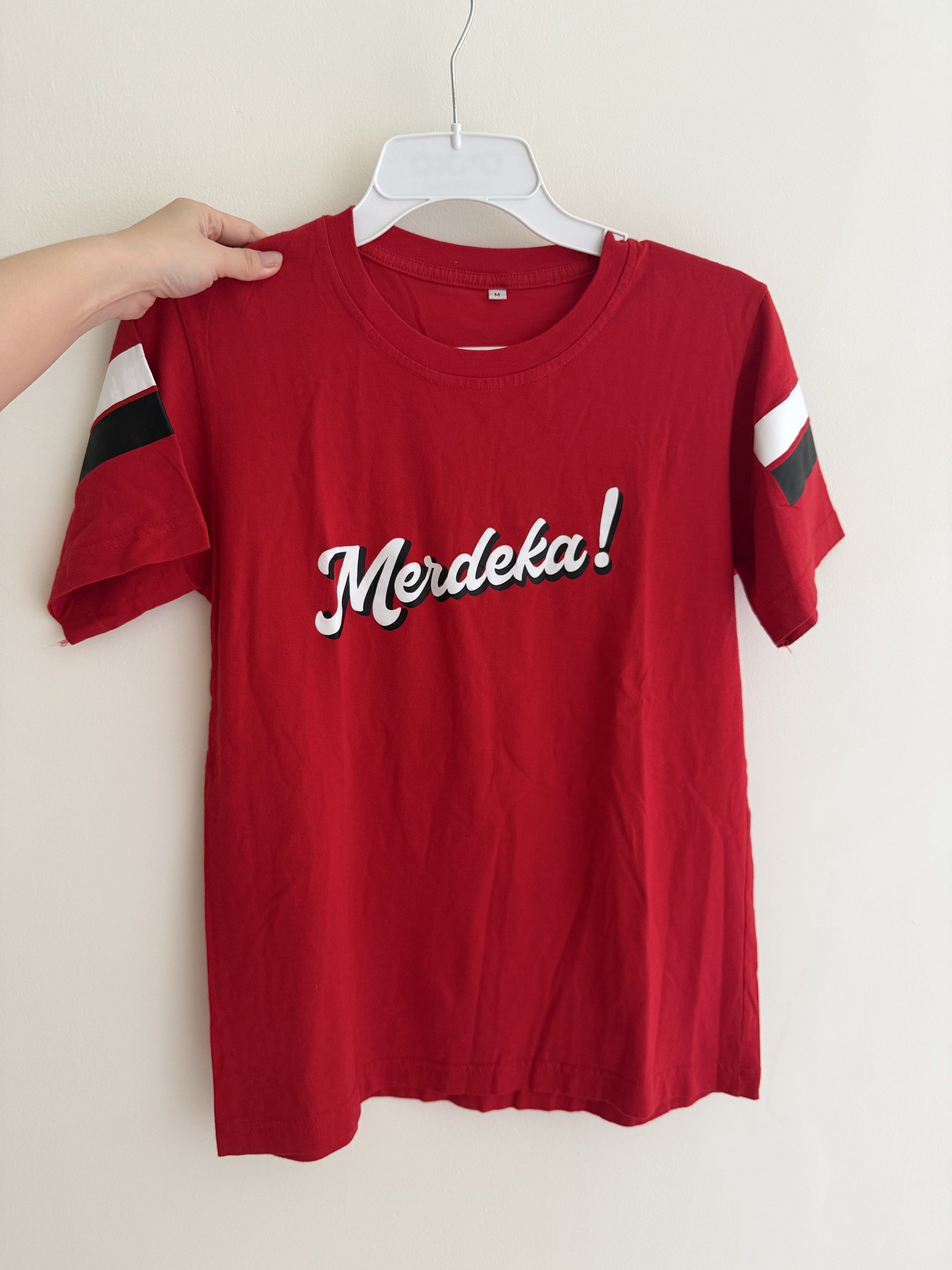 Kaos Merdeka Kemerdekaan Merah (Kategori: 8 hingga 12 tahun) berada di Surabaya. Dikirim oleh maisonrefine (ID iklan 1419610772, Gambar 1). Deskripsi: .