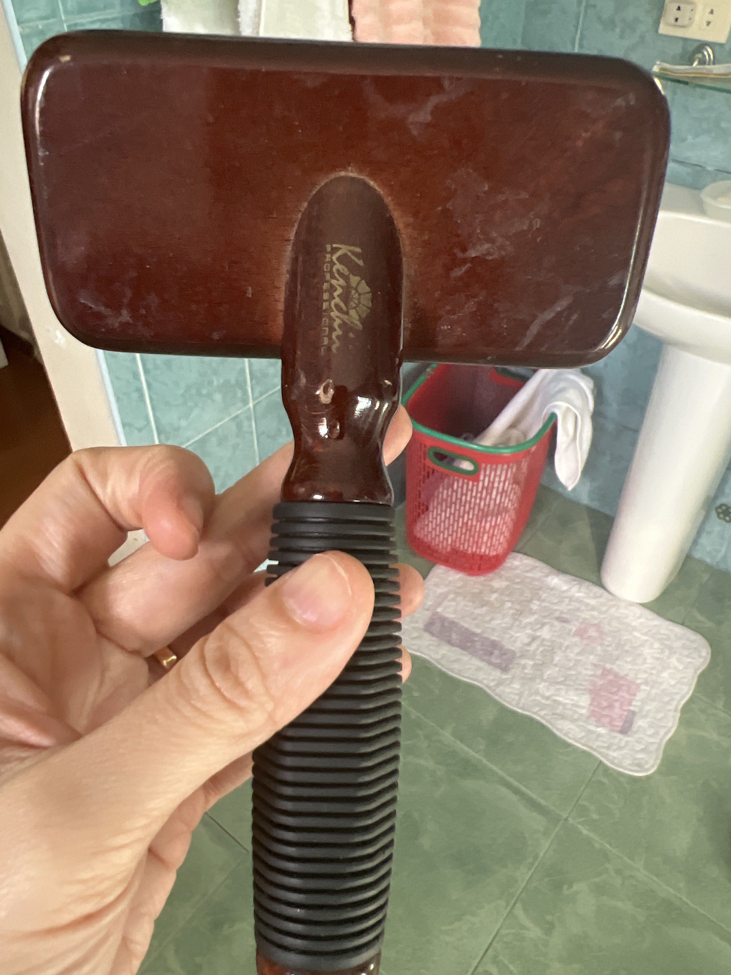 Kenchii Professional Hair Brush (Category: Homes & Other Pet Accessories) located in Quezon City. Submitted by jadz16 (Listing ID 1419592898, Image 2). Description: -Kenchii Professional Detangling Brush -slightly used, no issue -bought it for 2,500++ -selling super low -RFS: declutter .