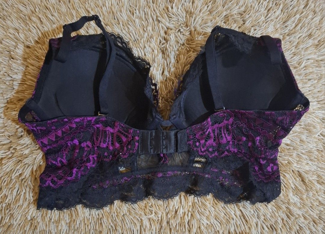 La Senza Lace Push Up Bra 32D (Category: Undergarments & Loungewear) located in Rizal. Submitted by kline13 (Listing ID 1419695781, Image 2). Description: Bralette features a beautiful lace design with purple accents. It has adjustable straps and a hook-and-eye closure at the back. The bra has a longline design with a lace trim along the bottom. The cups are padded for added support and shape. The color combination is black and purple..