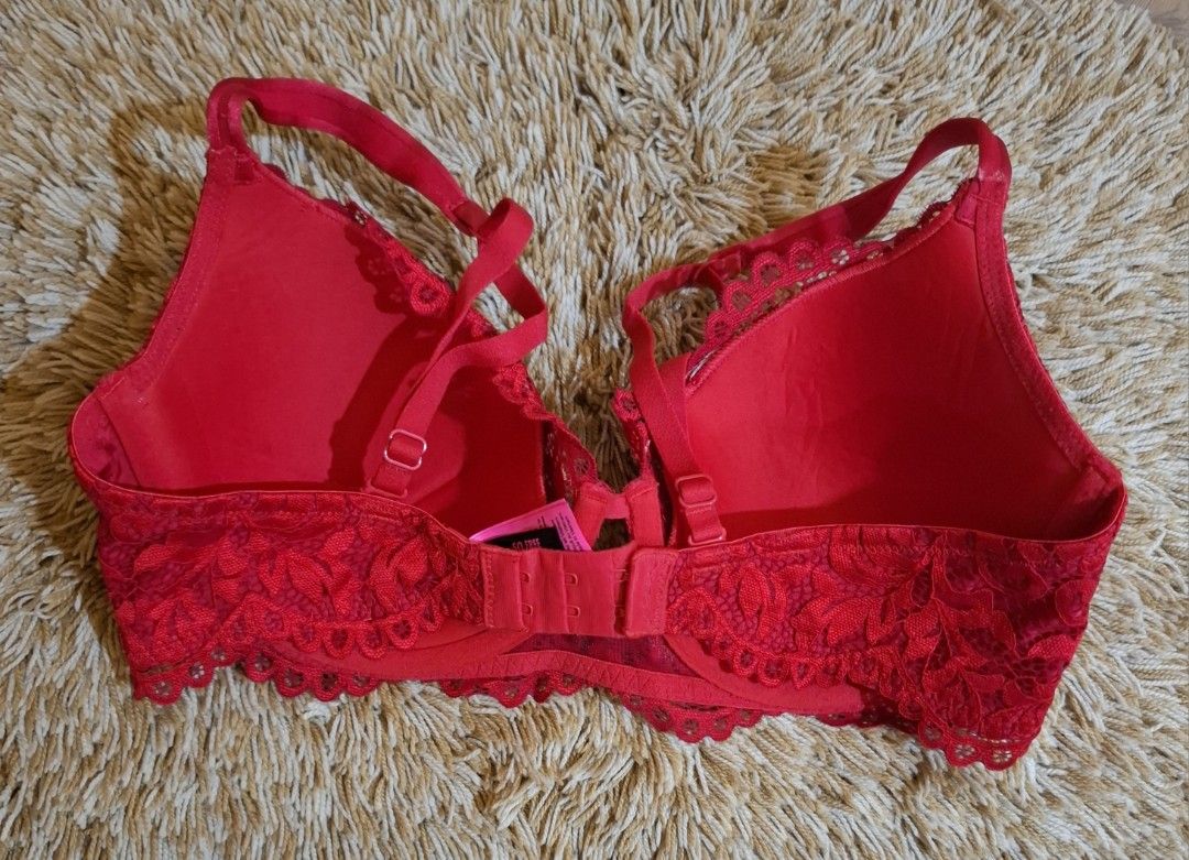 La Senza So Free Full Coverage Bra 32D (Category: Undergarments & Loungewear) located in Rizal. Submitted by kline13 (Listing ID 1419699018, Image 2). Description: - La Senza So Free bra - Full coverage - Red color - Delicate lace design - Adjustable straps - Hook-and-eye closure - Size: 32D (US/CAN) / 70 (INT) - Made in Vietnam.