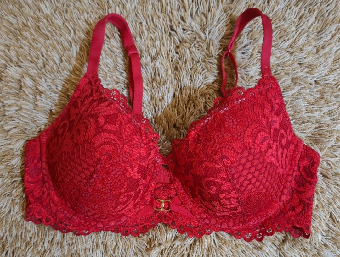 La Senza So Free Full Coverage Bra 32D (Category: Undergarments & Loungewear) located in Rizal. Submitted by kline13 (Listing ID 1419699018, Image 1). Description: - La Senza So Free bra - Full coverage - Red color - Delicate lace design - Adjustable straps - Hook-and-eye closure - Size: 32D (US/CAN) / 70 (INT) - Made in Vietnam.