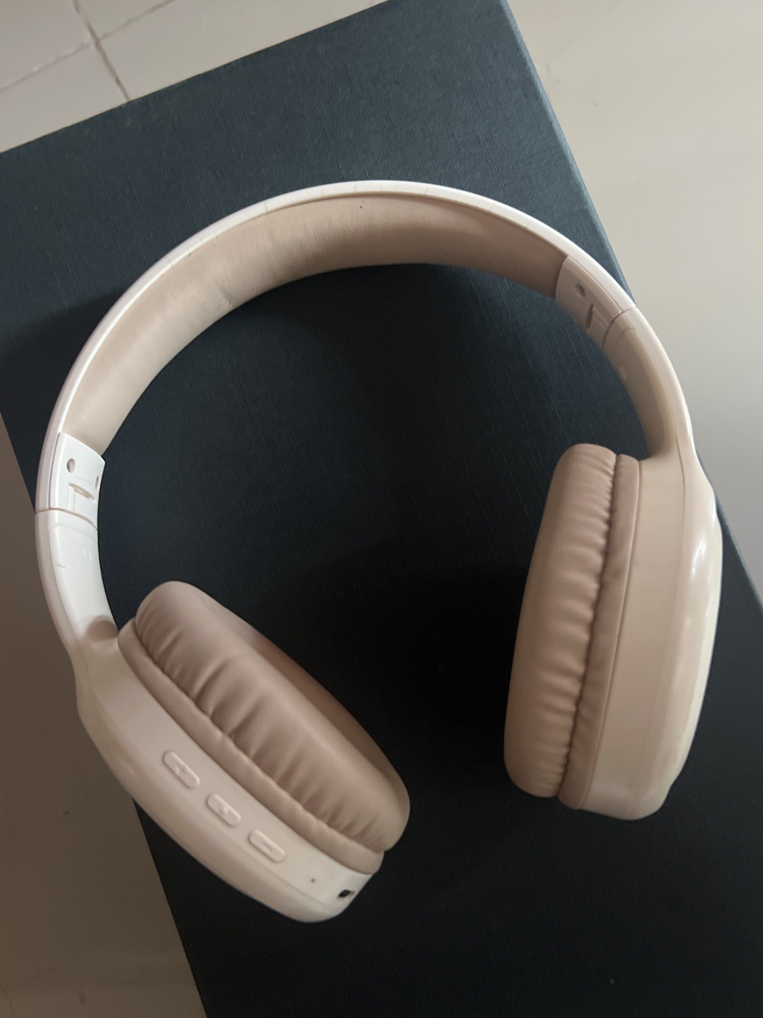 Lenovo Thinkplus30 Wireless Headphones (Category: Headphones & Headsets) located in Quezon City. Submitted by lalapoopsiess (Listing ID 1419670806, Image 1). Description: rfs: got better sounding headphones (this one is actually great for its price range though!) minor flaws: - discoloration of earpads due to hair color - scratches on body no box or charger included anymore. - uses type c charger - bluetooth, can be plugged in with aux mop: GCash