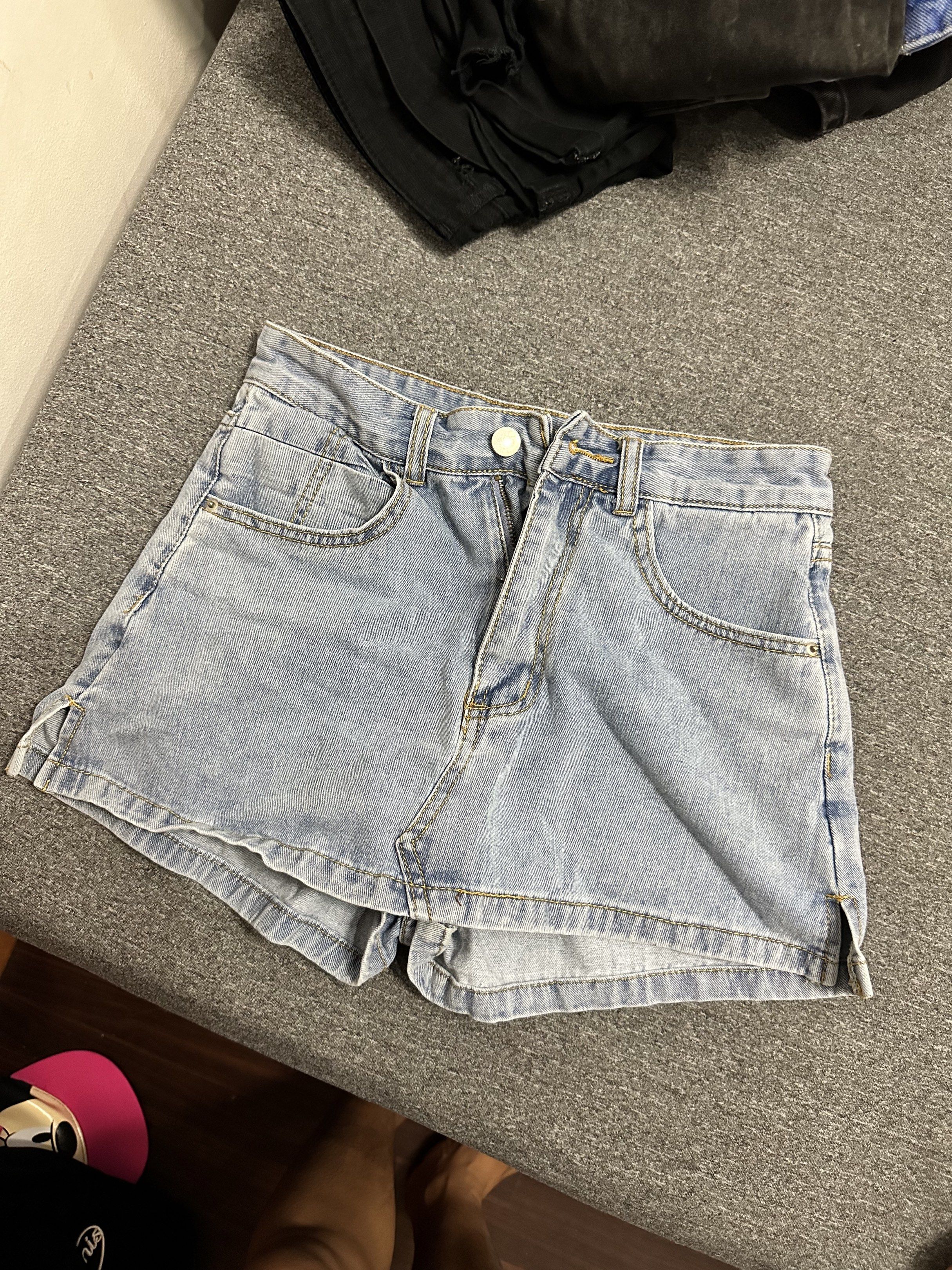 Light Wash Denim Shorts (Category: Shorts) located in Manila. Submitted by ryryrys (Listing ID 1419658852, Image 1). Description: - Light wash denim shorts - Button and zipper closure - Classic five-pocket design - Front and back pockets - Comfortable fit - Versatile for casual wear.