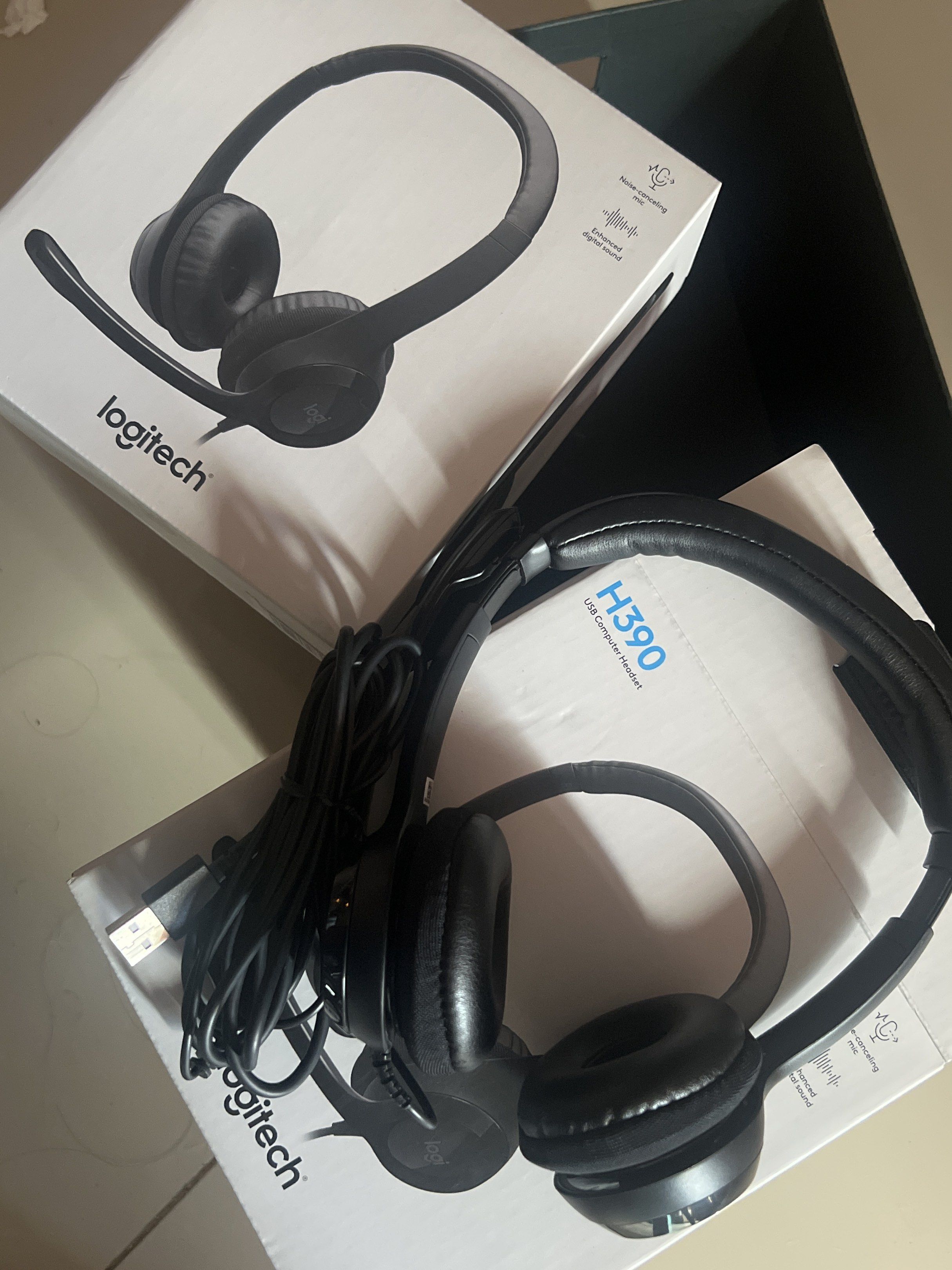 Logitech H390 USB Headset (Category: Headphones & Headsets) located in Quezon City. Submitted by lalapoopsiess (Listing ID 1419669293, Image 1). Description: Quantity: 2 Unsealed, but not used: Php 1000.00 (SOLD) Sealed: Php 1200.00 - Logitech H390 USB Headset - Built-in microphone - USB A connectivity - Enhanced digital sound - Noise-canceling technology - Includes original packaging RFS: bigay lang ng company, I already have headphones MOP: Ban