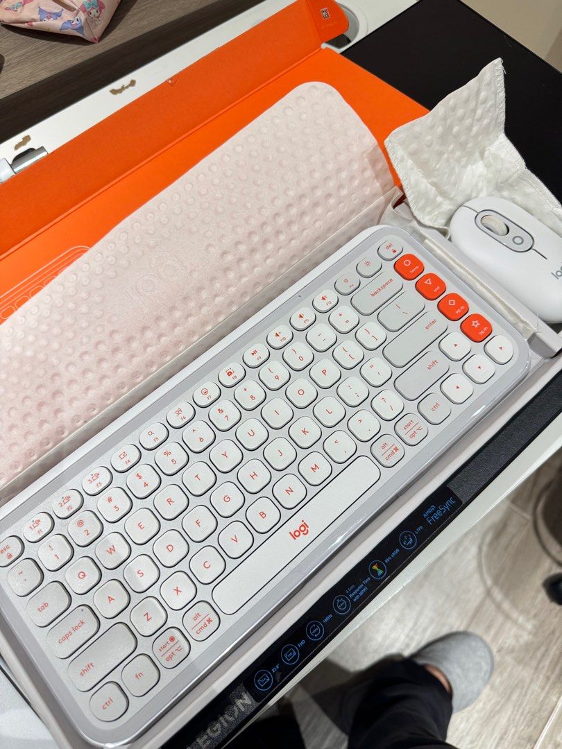 Logitech Keyboard and Mouse Combo （分類：電腦鍵盤及相關產品）位於 Hong Kong。 由 13pithelz 提交（商品編號 1419689495，圖片 1）。簡介： Listing includes a Logi keyboard and mouse combo. The keyboard has white keys with orange accents and the Logi logo. The mouse is white. The items appear to be in their original packaging. The keyboard has a full set of keys, including function keys and a number pad. The mouse is a standard size.。