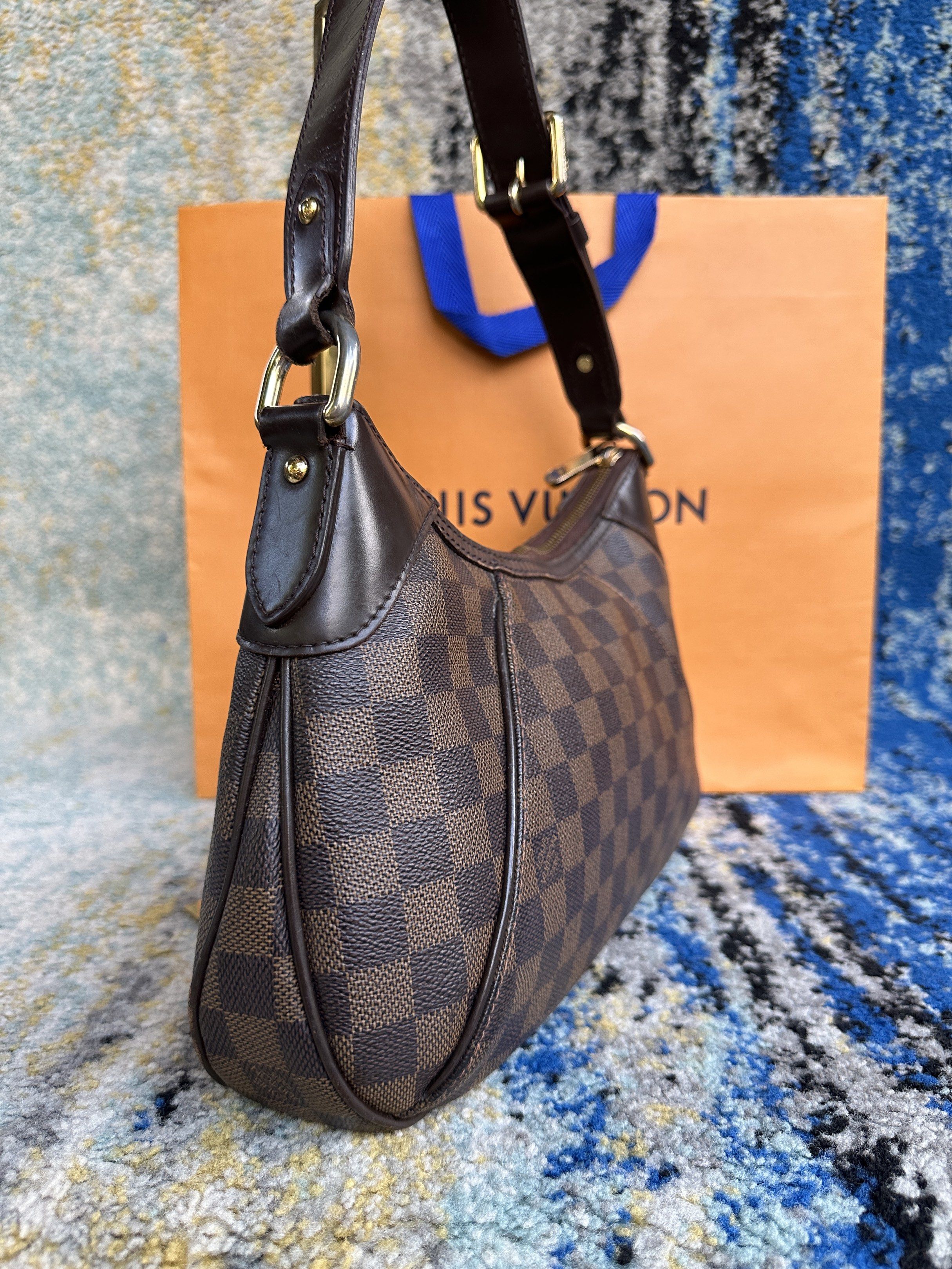 Louis Vuitton Thames Damier Ebene (Category: Luxury Bags & Wallets) located in Paranaque City. Submitted by changingclassic (Listing ID 1419629545, Image 3). Description: -Louis Vuitton Thames Damier Ebene - Authentic 💯 -With entrupy - Classic shoulder bag design. - Spacious interior you can put many things - I can send video for the condition -Slightly nego Dm for Interested.