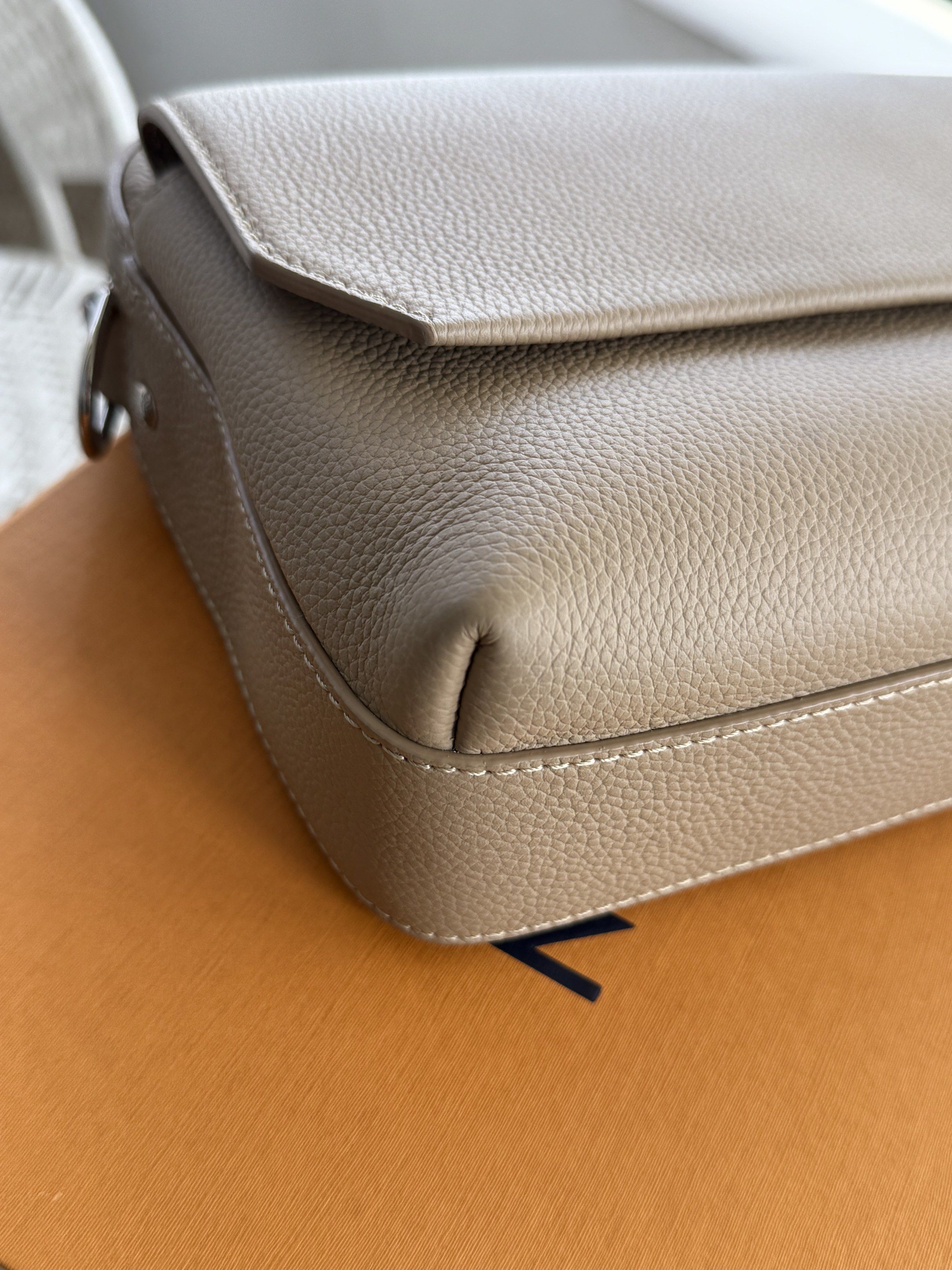 LV FASTLINE MESSENGER BEIGE (Category: Luxury Bags & Wallets) located in Las Pinas. Submitted by jlsluxuryfinds (Listing ID 1419662633, Image 2). Description: LV FASTLINE MESSENGER BEIGE Microchipped Complete no receipt 📍Laspiñas.