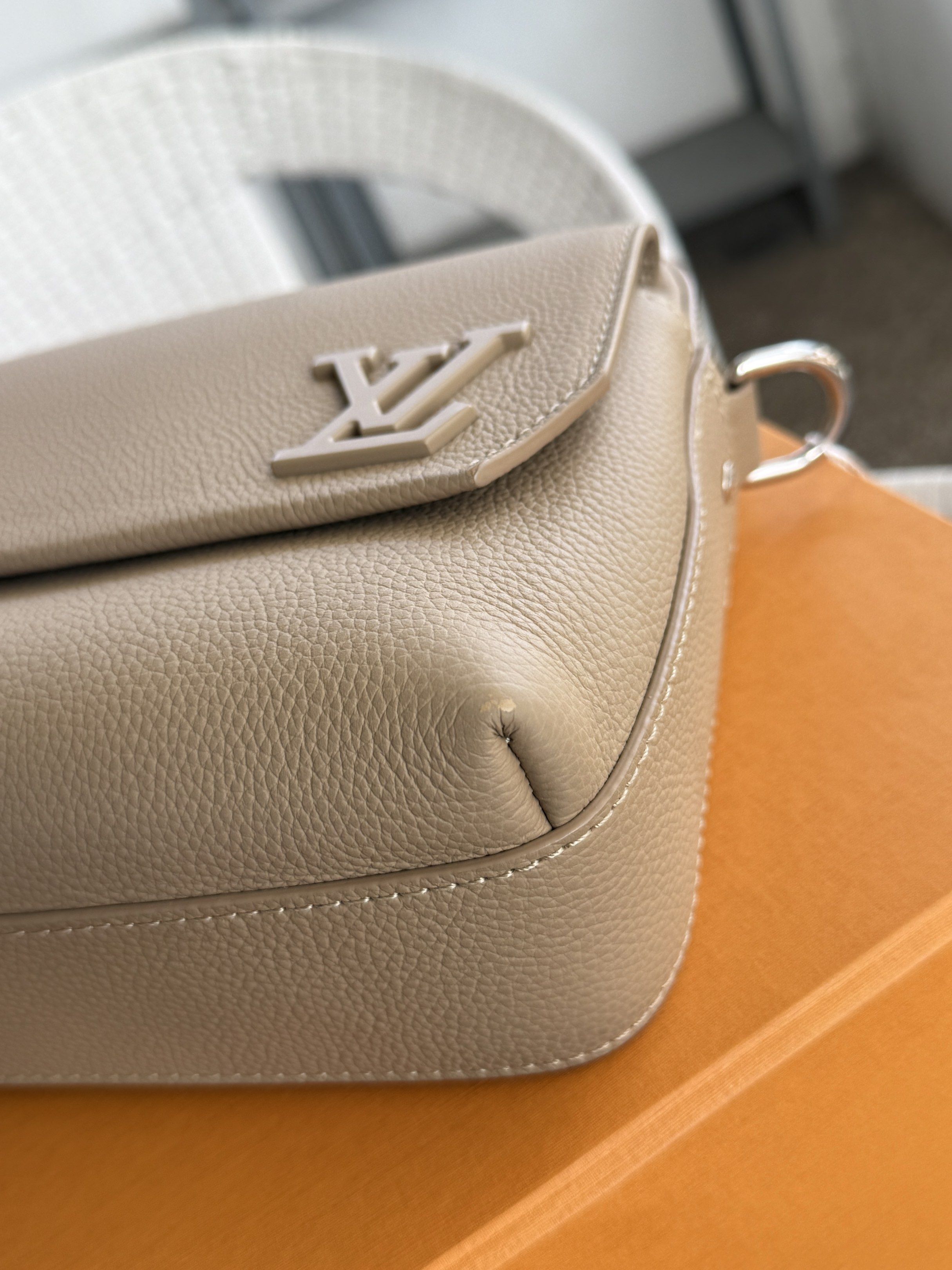 LV FASTLINE MESSENGER BEIGE (Category: Luxury Bags & Wallets) located in Las Pinas. Submitted by jlsluxuryfinds (Listing ID 1419662633, Image 3). Description: LV FASTLINE MESSENGER BEIGE Microchipped Complete no receipt 📍Laspiñas.