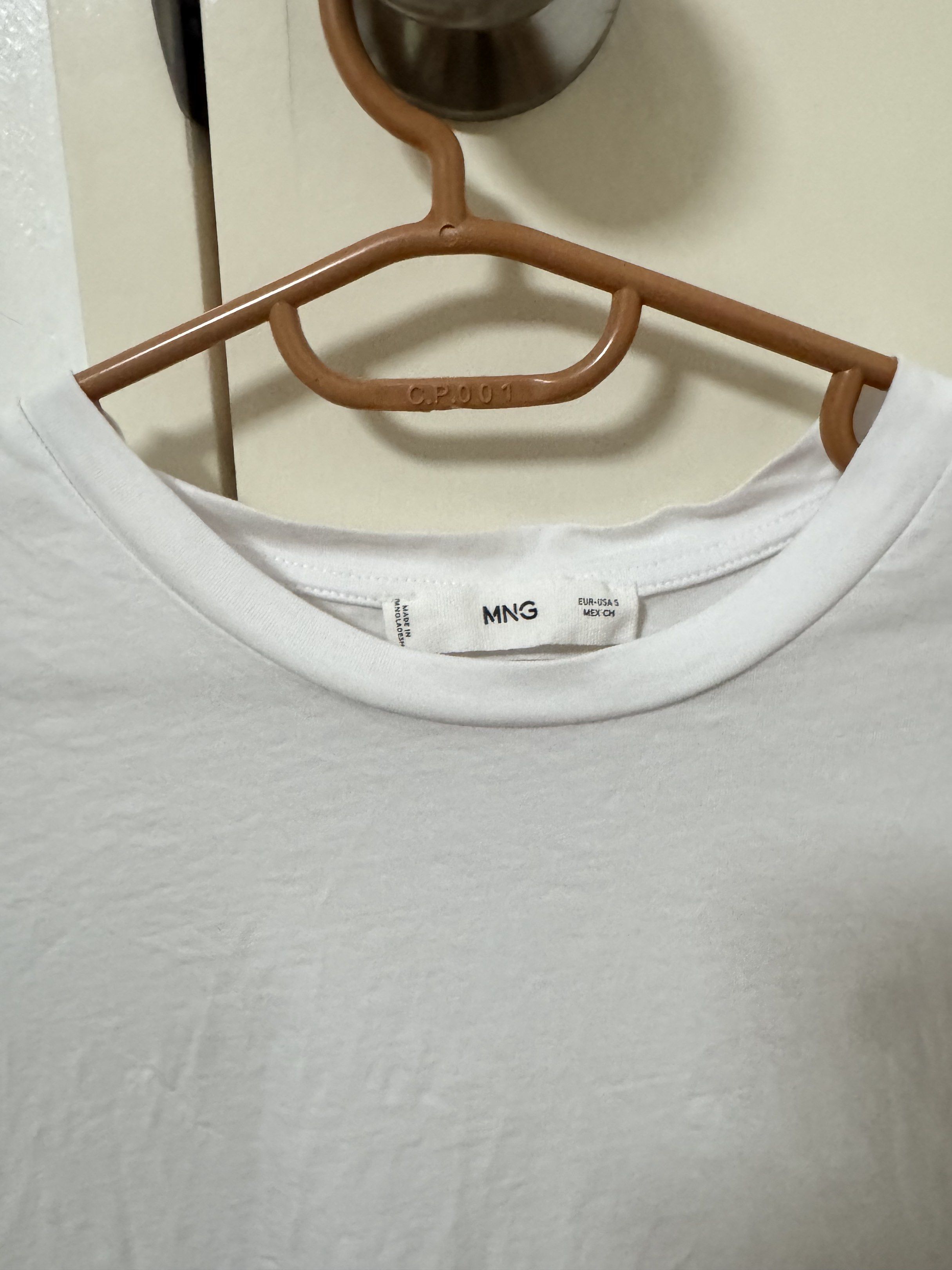 MANGO Cotton White Crew Neck T-shirt (Category: Shirts) located in Bacoor. Submitted by ailujanitsirc (Listing ID 1419282696, Image 3). Description: ✧･ﾟ: *✧･ﾟ:* - 100% Cotton - Washed but never worn - Bought for ₱495 - RFS: Wrong size MOP: Gcash or BPI Delivery: Lalamove, Grab Express, Gogo express (SF shouldered by the buyer) ✧･ﾟ: *✧･ﾟ:*.