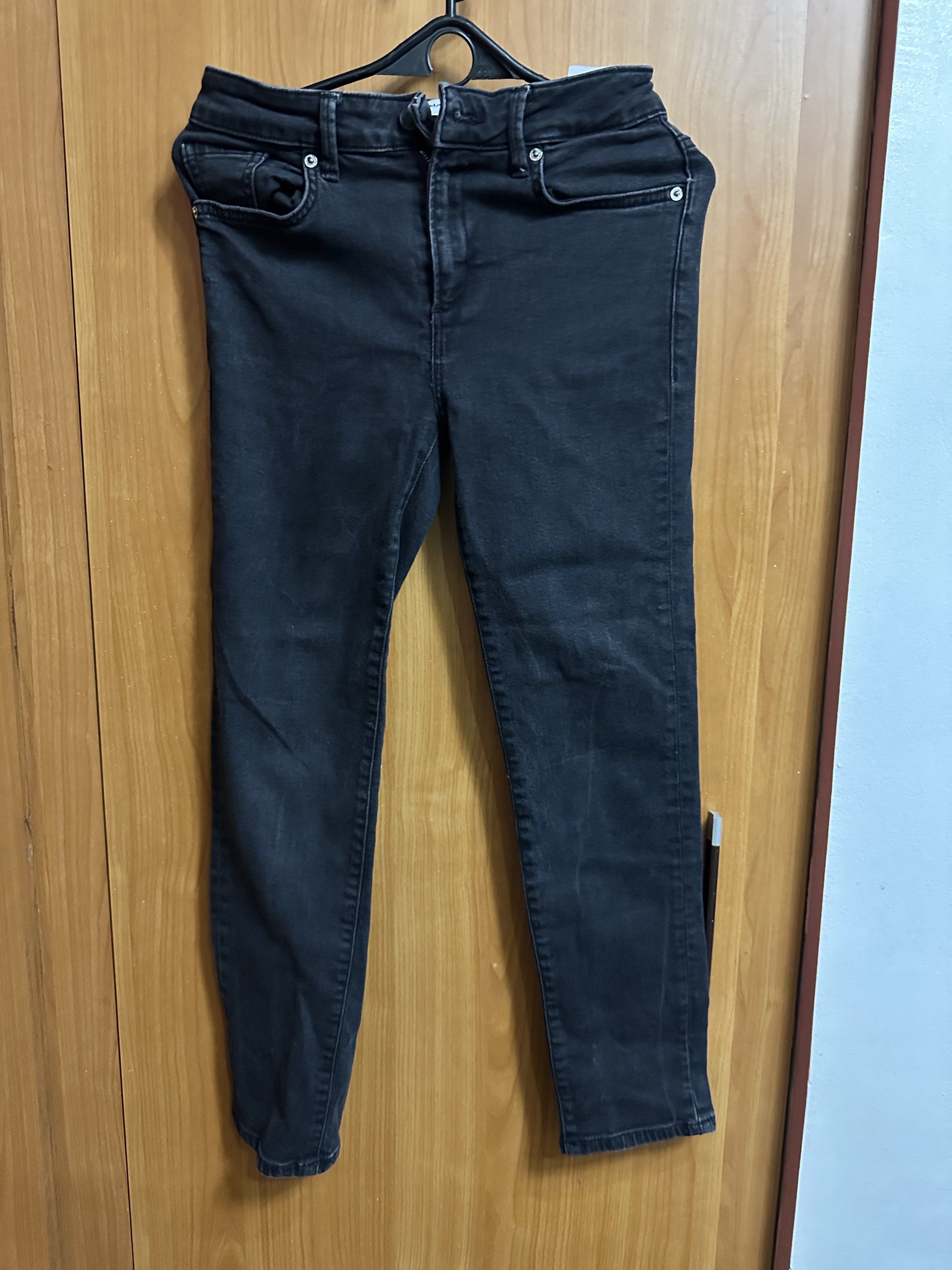 Mango Denim Grace Skinny Jeans (Category: Jeans) located in Manila. Submitted by ryryrys (Listing ID 1419628673, Image 1). Description: - Black Mango Denim Grace skinny jeans - Skinny fit - High-waisted - Classic five-pocket design - Zip fly with button closure - Size: EUR 36 / MEX 3.