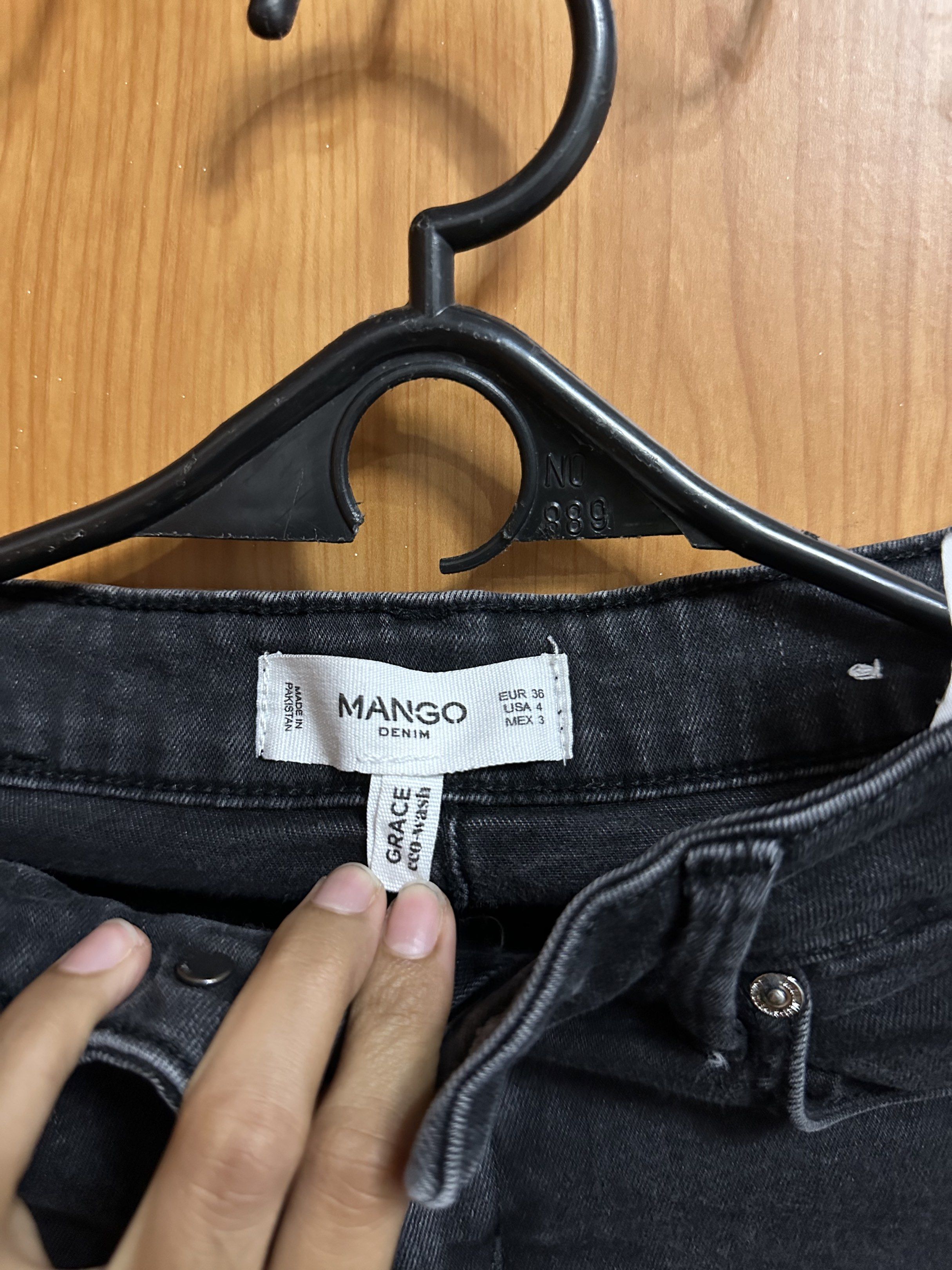 Mango Denim Grace Skinny Jeans (Category: Jeans) located in Manila. Submitted by ryryrys (Listing ID 1419628673, Image 2). Description: - Black Mango Denim Grace skinny jeans - Skinny fit - High-waisted - Classic five-pocket design - Zip fly with button closure - Size: EUR 36 / MEX 3.