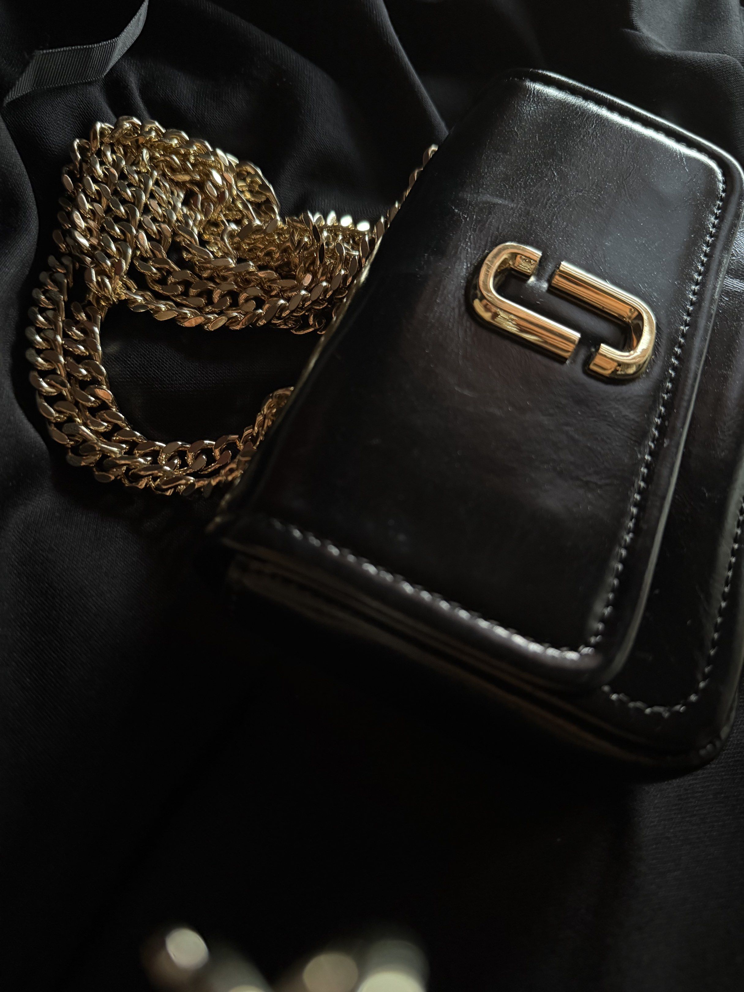Marc Jacobs Black Chain Bag (Category: Luxury Bags & Wallets) located in Manila. Submitted by akosimima (Listing ID 1419688844, Image 1). Description: - Black Marc Jacobs chain bag - Gold-tone chain strap and hardware - Flap closure with logo detail - Interior with card slots - Made of glossy material - Classic and stylish.