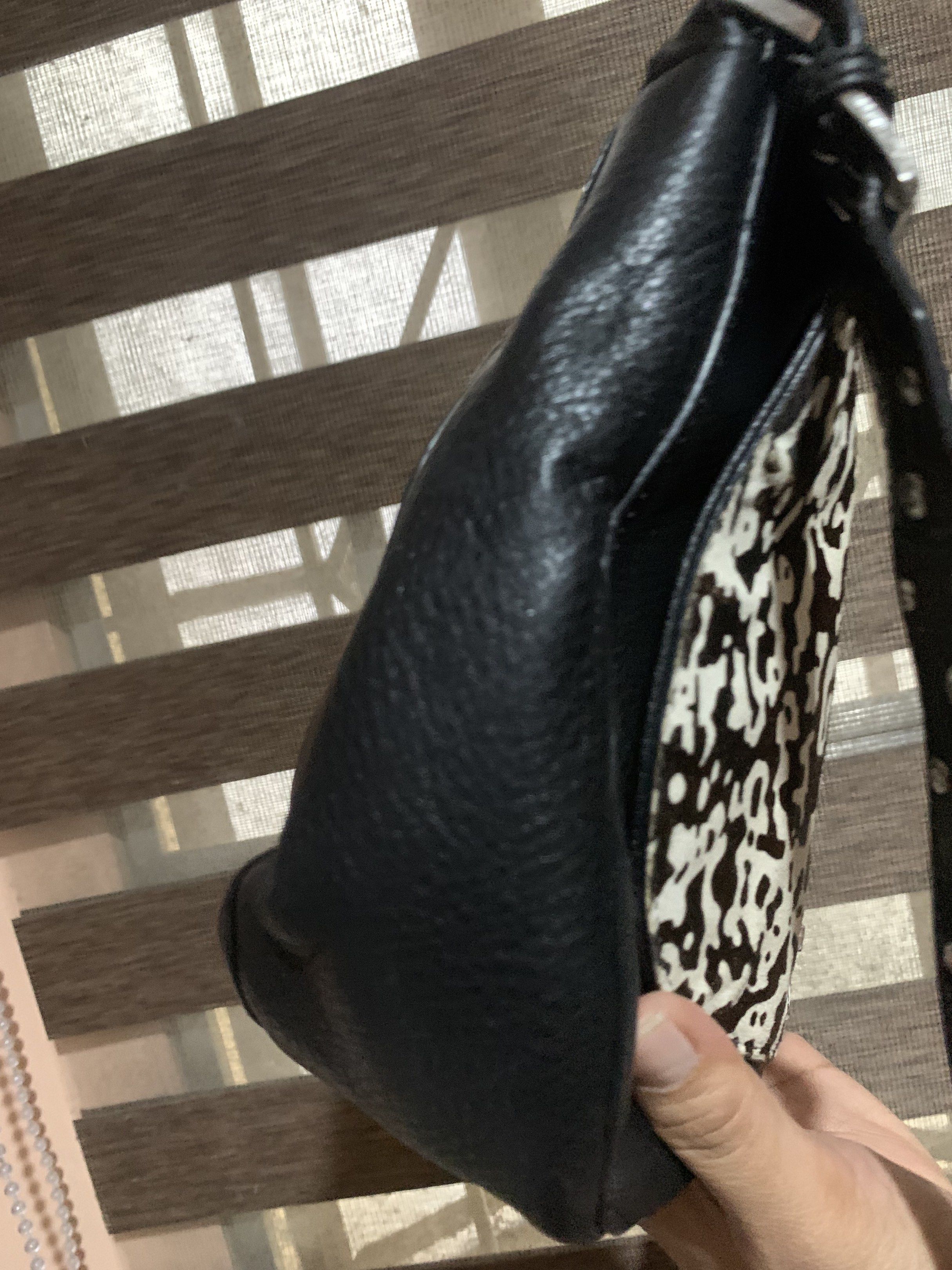 Michael Kors Hayes Messenger Bag (Category: Luxury Bags & Wallets) located in Aliaga. Submitted by ukaybags2428 (Listing ID 1419668078, Image 3). Description: .