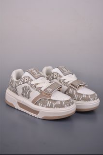 (Category: ) located in . Submitted by outlet.sneaker.shop (Listing ID 1419611016, Image 1). Description: .