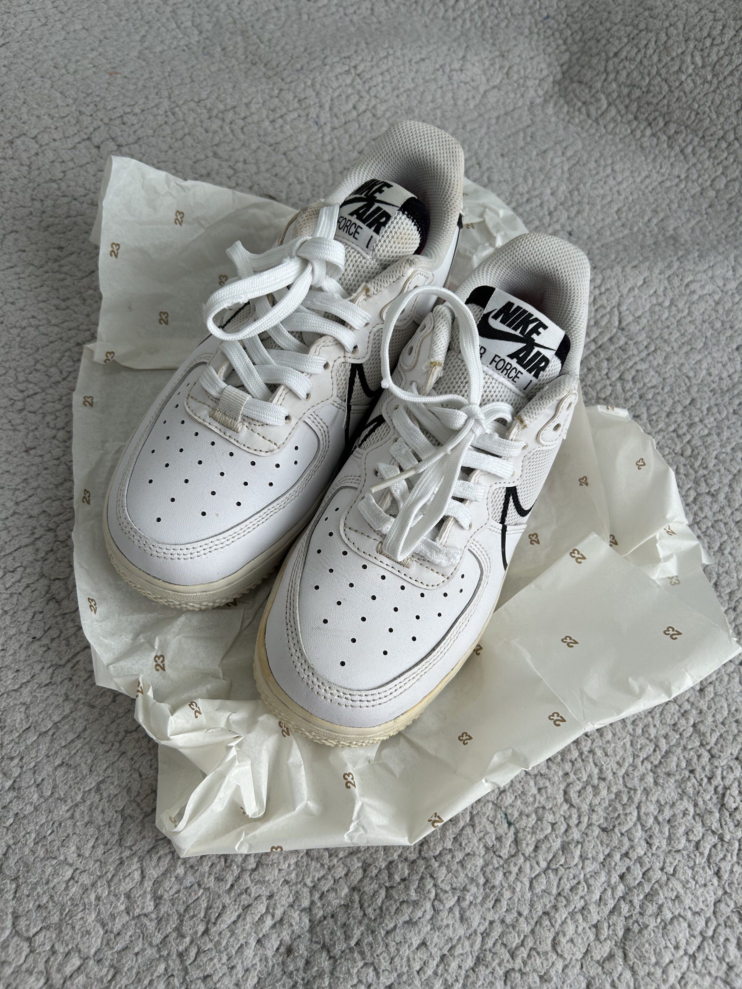 nike air force 1 react in white/black/university red (Category: Sneakers) located in Rizal. Submitted by curatedbylima (Listing ID 1419669788, Image 2). Description: nike air force 1 react in white/black/university red - preloved - needs cleaning - with stain & flaws, see photos. - replacement box can be provided 📦 size: EU 37.5 / US 5Y / 23.5cm PHP 890 modes of payment 💰 gcash 💰 gotyme 💰 maribank TERMS & CONDITIONS: 1. PAY WITHIN 24 HOURS. 2