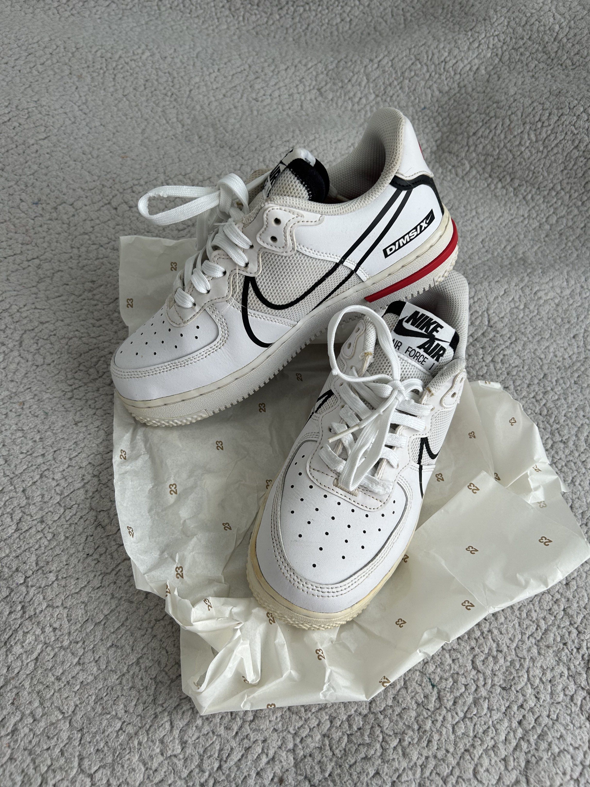 nike air force 1 react in white/black/university red (Category: Sneakers) located in Rizal. Submitted by curatedbylima (Listing ID 1419669788, Image 1). Description: nike air force 1 react in white/black/university red - preloved - needs cleaning - with stain & flaws, see photos. - replacement box can be provided 📦 size: EU 37.5 / US 5Y / 23.5cm PHP 890 modes of payment 💰 gcash 💰 gotyme 💰 maribank TERMS & CONDITIONS: 1. PAY WITHIN 24 HOURS. 2