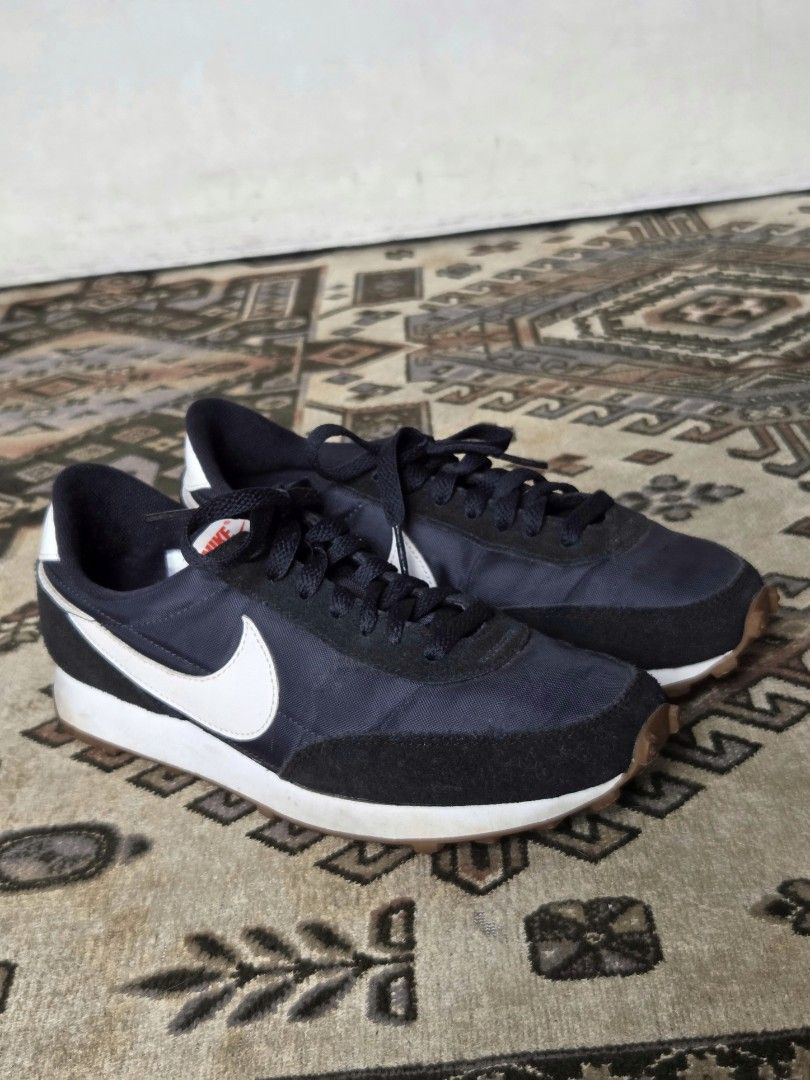Nike Daybreak Waffle Trainer 2 (Category: Sneakers) located in Manila. Submitted by didst (Listing ID 1419605528, Image 3). Description: - Nike Daybreak Waffle Trainer 2 - Black with white and red accents - White Nike swoosh - Brown waffle soles - Black laces.