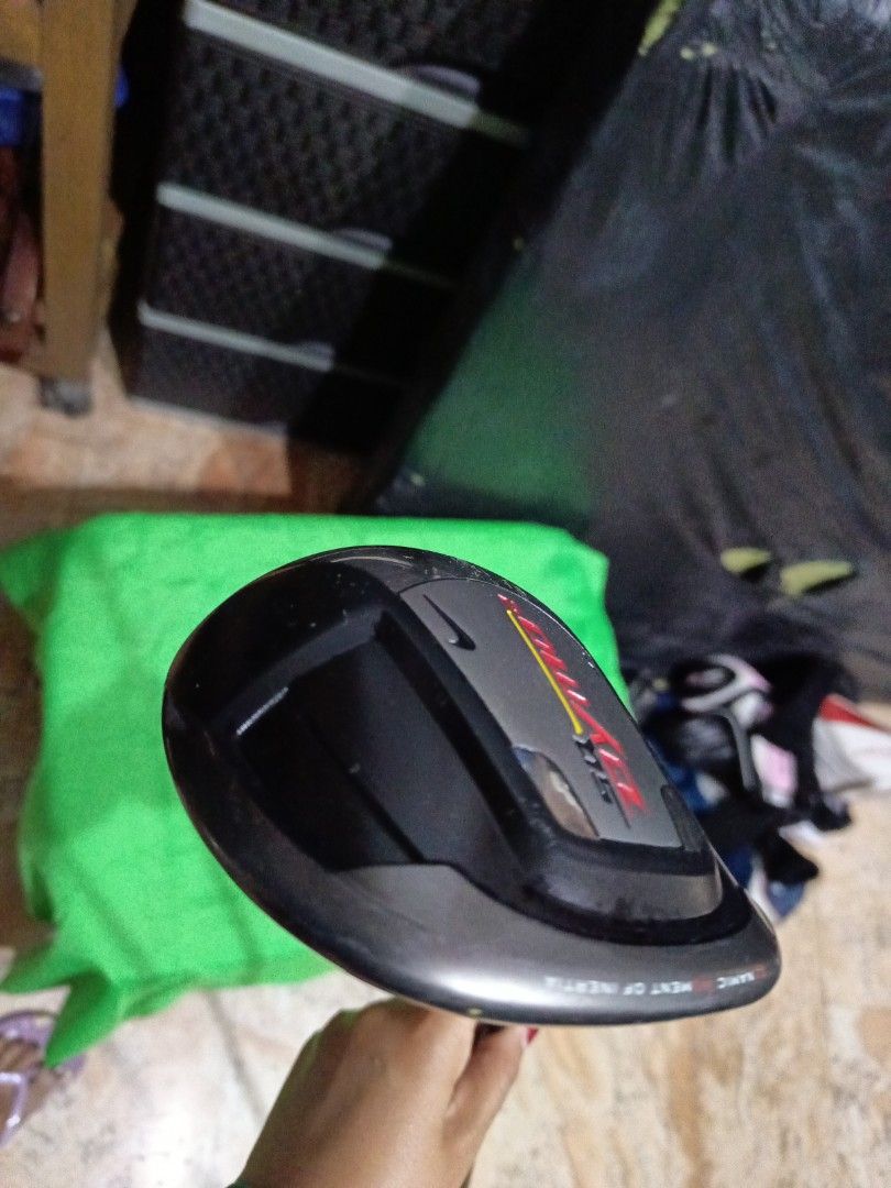 Nike SQ Dymo2 9.5 Driver (Category: Golf) located in Manila. Submitted by yeonmei5614747 (Listing ID 1419641268, Image 2). Description: - Nike SQ Dymo2 9.5 driver - Features a black and silver club head - Nike logo on the club head - Black and yellow shaft - Square-shaped club head - Black grip - Designed for golf.