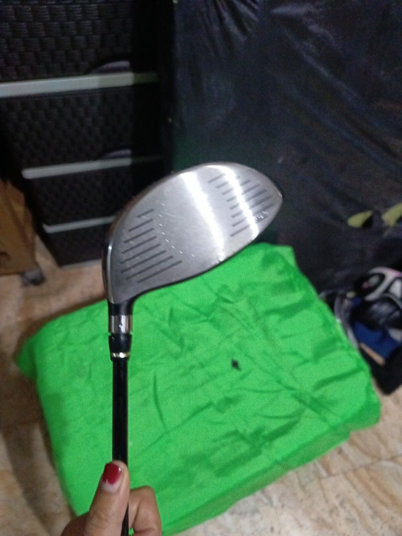 Nike SQ Dymo2 9.5 Driver (Category: Golf) located in Manila. Submitted by yeonmei5614747 (Listing ID 1419641268, Image 3). Description: - Nike SQ Dymo2 9.5 driver - Features a black and silver club head - Nike logo on the club head - Black and yellow shaft - Square-shaped club head - Black grip - Designed for golf.