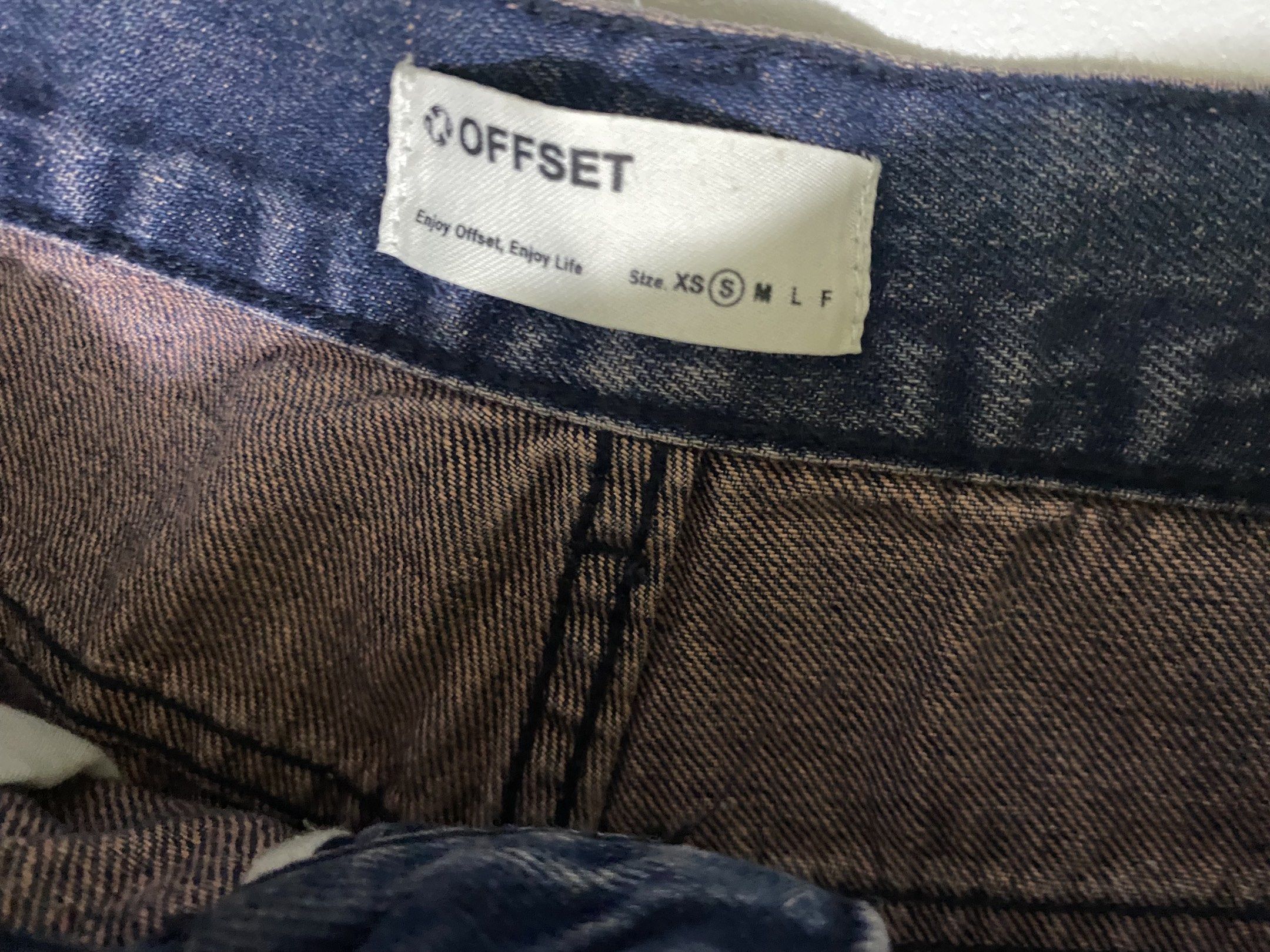Offset Baggy Jeans (Category: Jeans) located in Meycauayan. Submitted by darille_tulip (Listing ID 1419725093, Image 3). Description: • Waist: 28” • Thigh: 14” • Length: 40” • Leg Hole: 10” • Fit: Baggy / Wide-Leg.