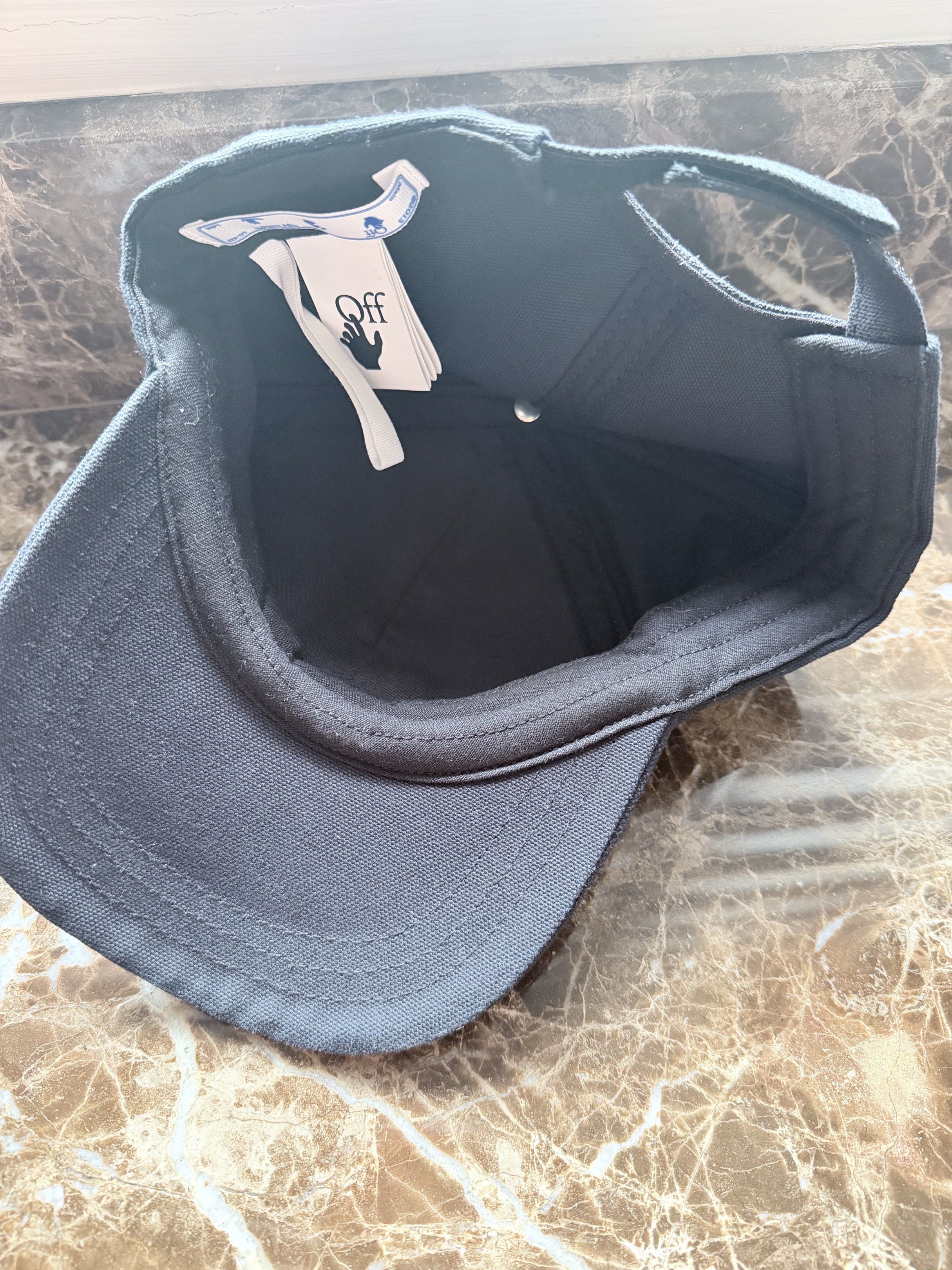 Off-White Arrows Cap (Category: Caps & Hats) located in Muntinlupa City. Submitted by silentfire.13aadb (Listing ID 1419601544, Image 2). Description: Used only once.