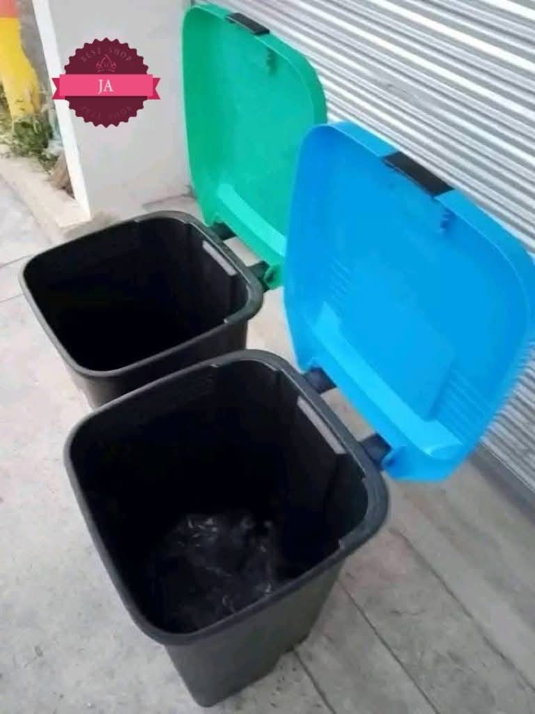 Orocan Trash Can with Wheels 80L (Category: Storage Boxes & Baskets) located in Manila. Submitted by yzlshop (Listing ID 1419589552, Image 3). Description: - Orocan 80-liter trash cans - Available in various lid colors - Equipped with wheels for easy movement - Features a convenient handle - Includes graphic for proper waste disposal - Durable design for indoor and outdoor use.