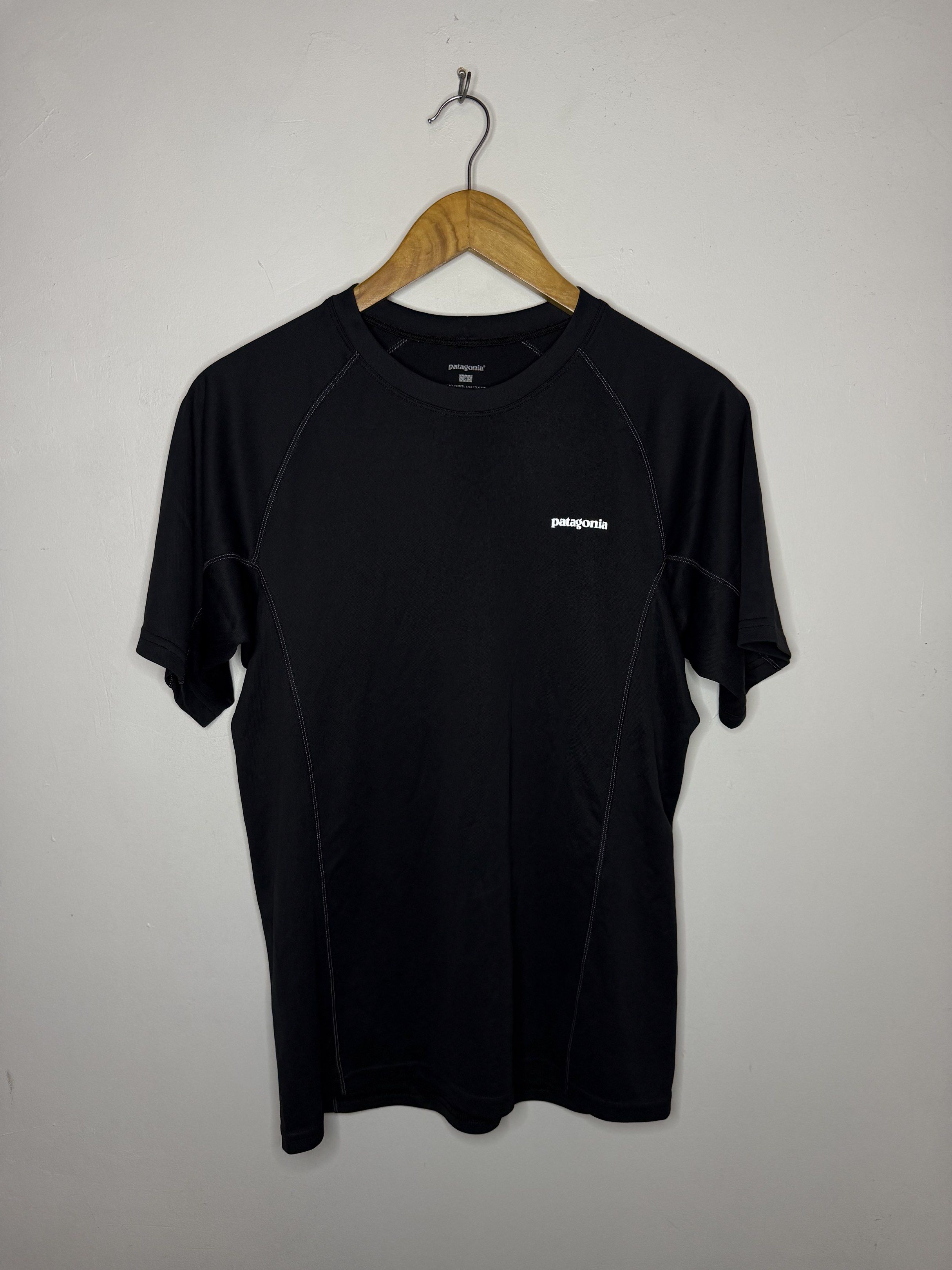 Patagonia Drifit Shirt (Black) (Category: Tshirts & Polo Shirts ) located in Manila. Submitted by jcarchives14 (Listing ID 1419653068, Image 1). Description: Patagonia Drifit Shirt Black Fits Medium to Small Excellent condition Php1,500 Message me for more details 🔑.